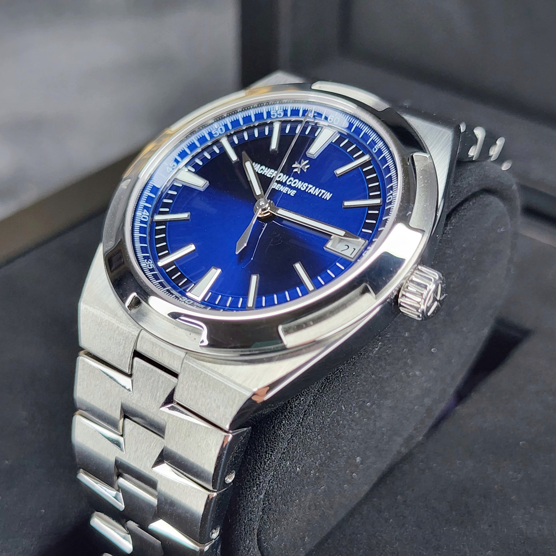 Vacheron Constantin Overseas 4500v right side case view