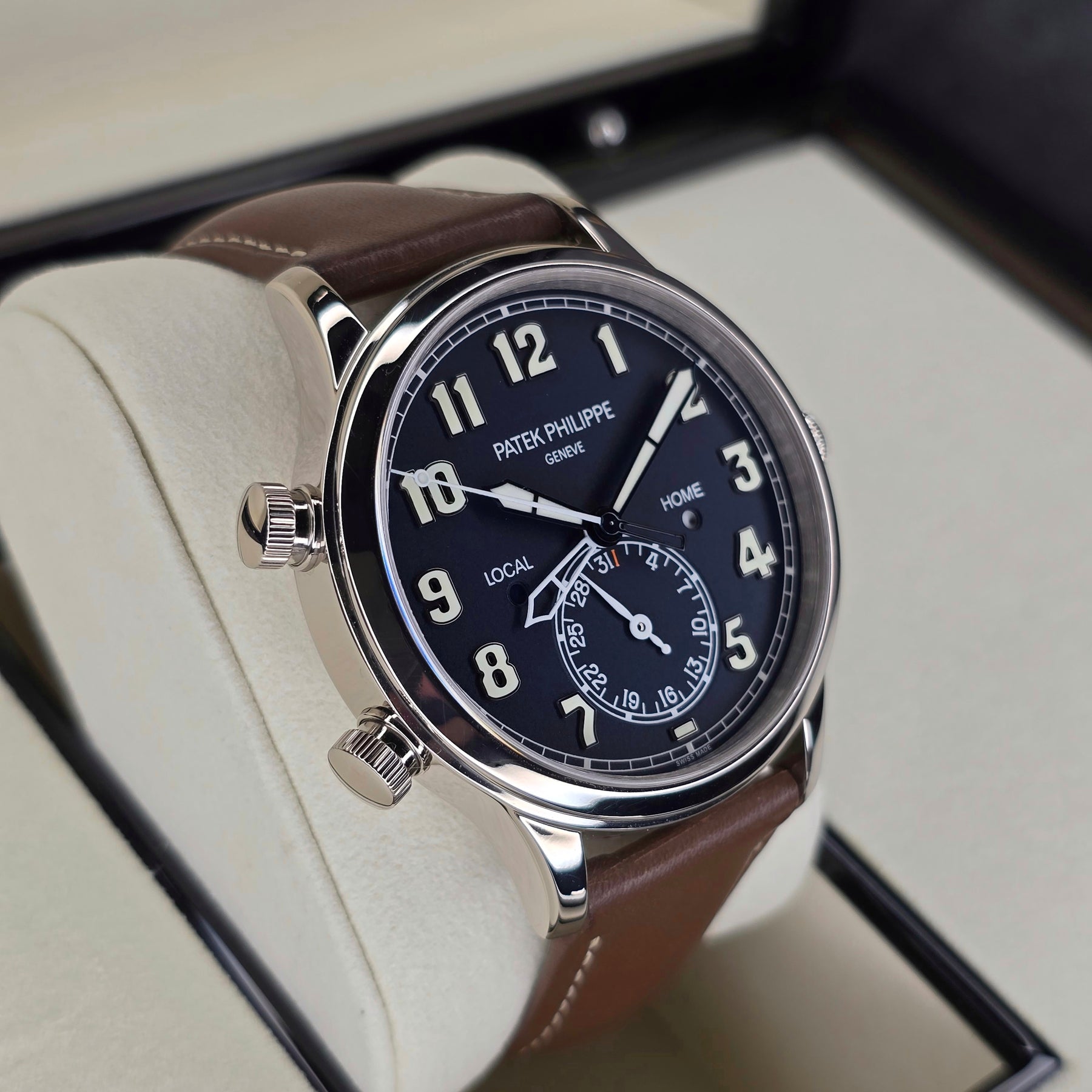 Patek Philippe Calatrava Pilot Travel Time 5524G-001 left side case