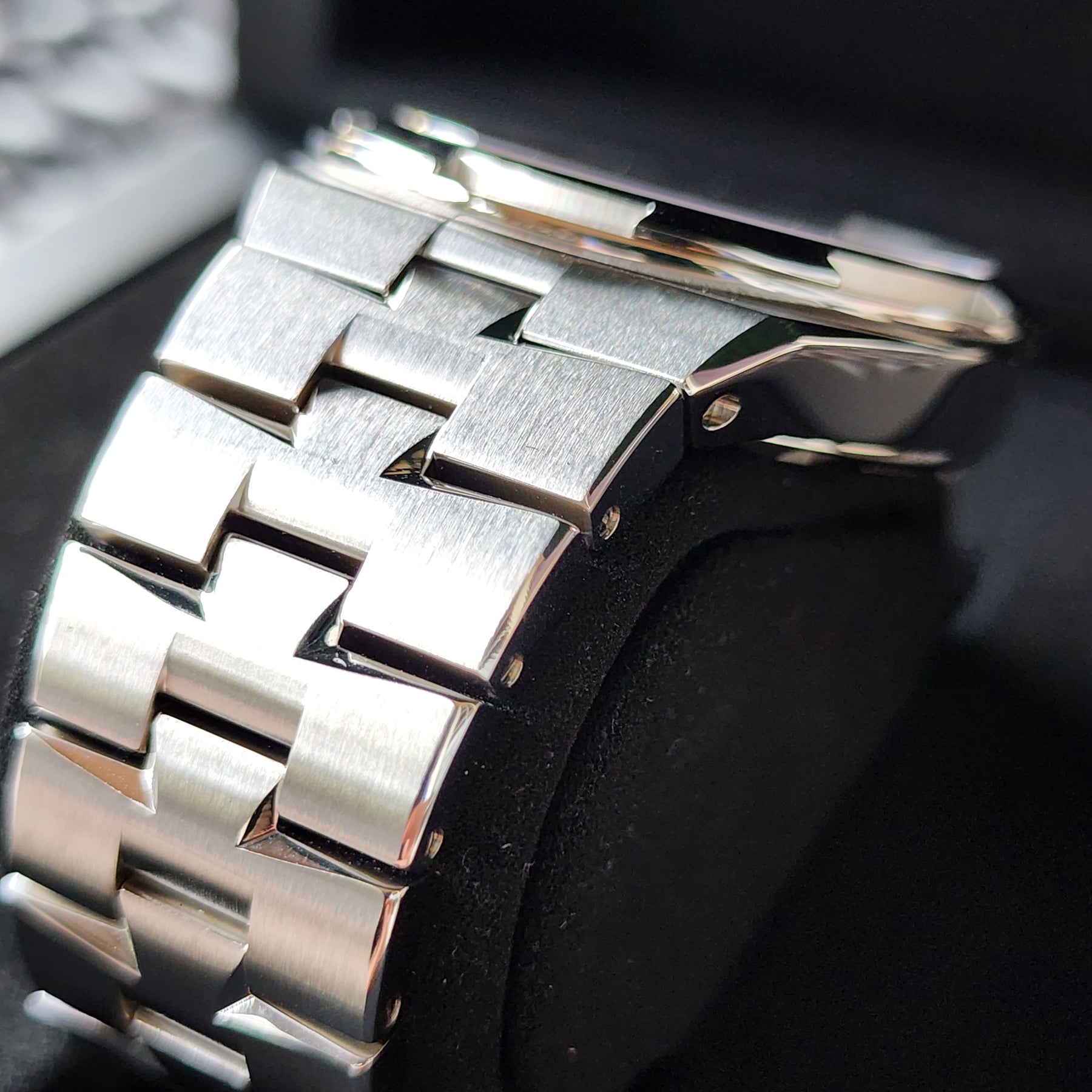 Vacheron Constantin Overseas 4500v bracelet view