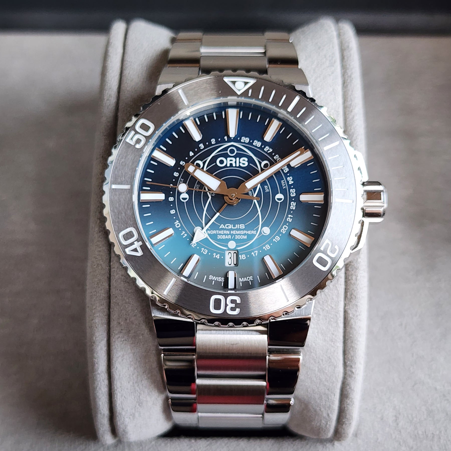 Oris Aquis Dat Watt 45.5mm front view