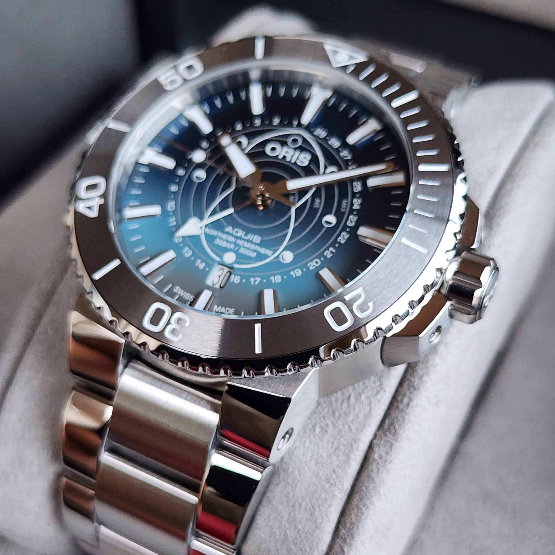 Oris Aquis Dat Watt 45.5mm right view