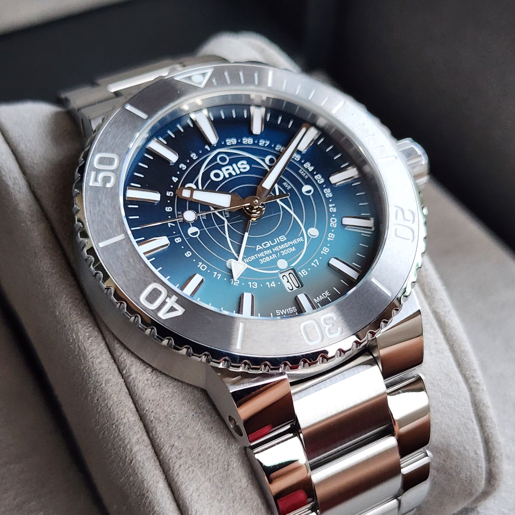Oris Aquis Dat Watt 45.5mm left view
