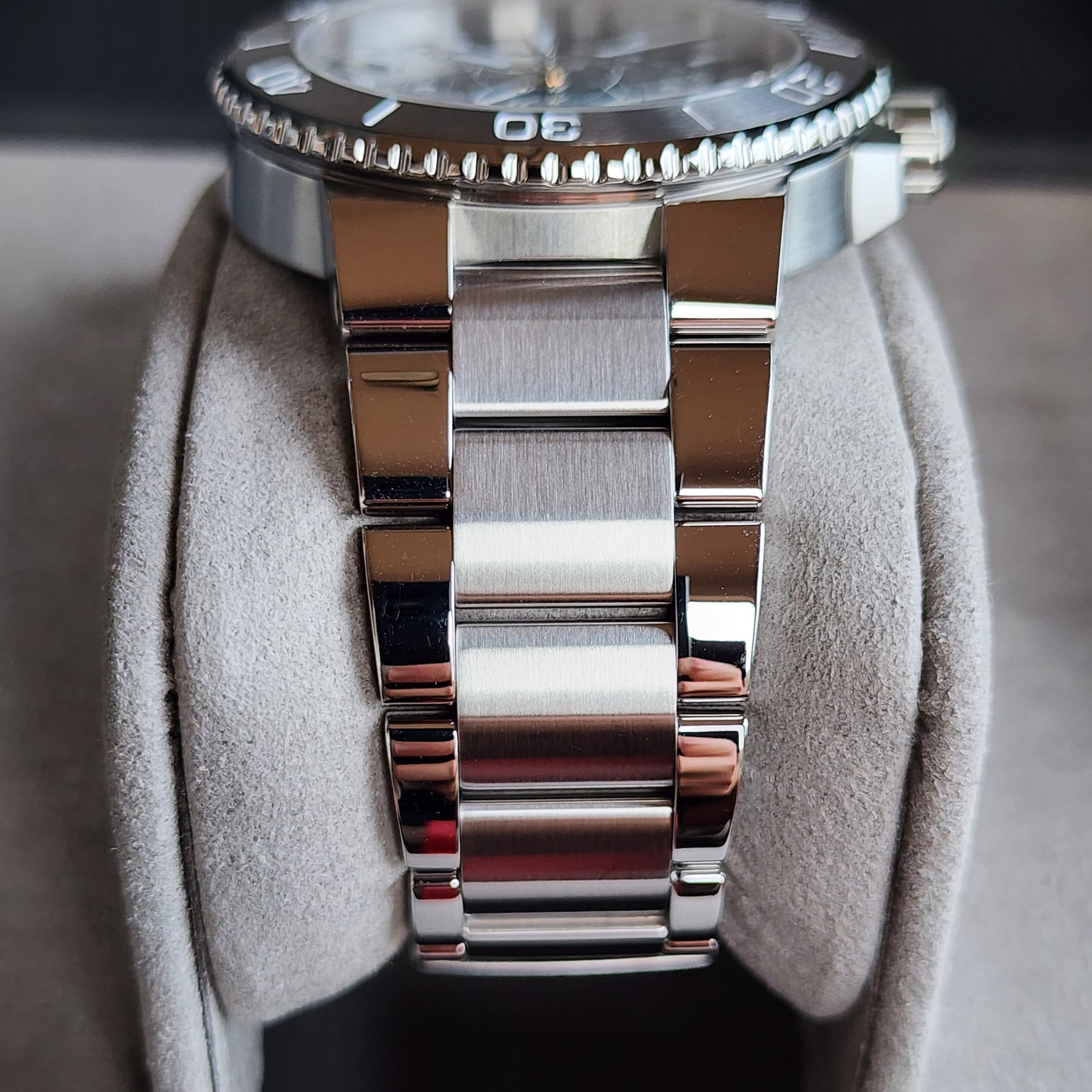 Oris Aquis Dat Watt 45.5mm strap view