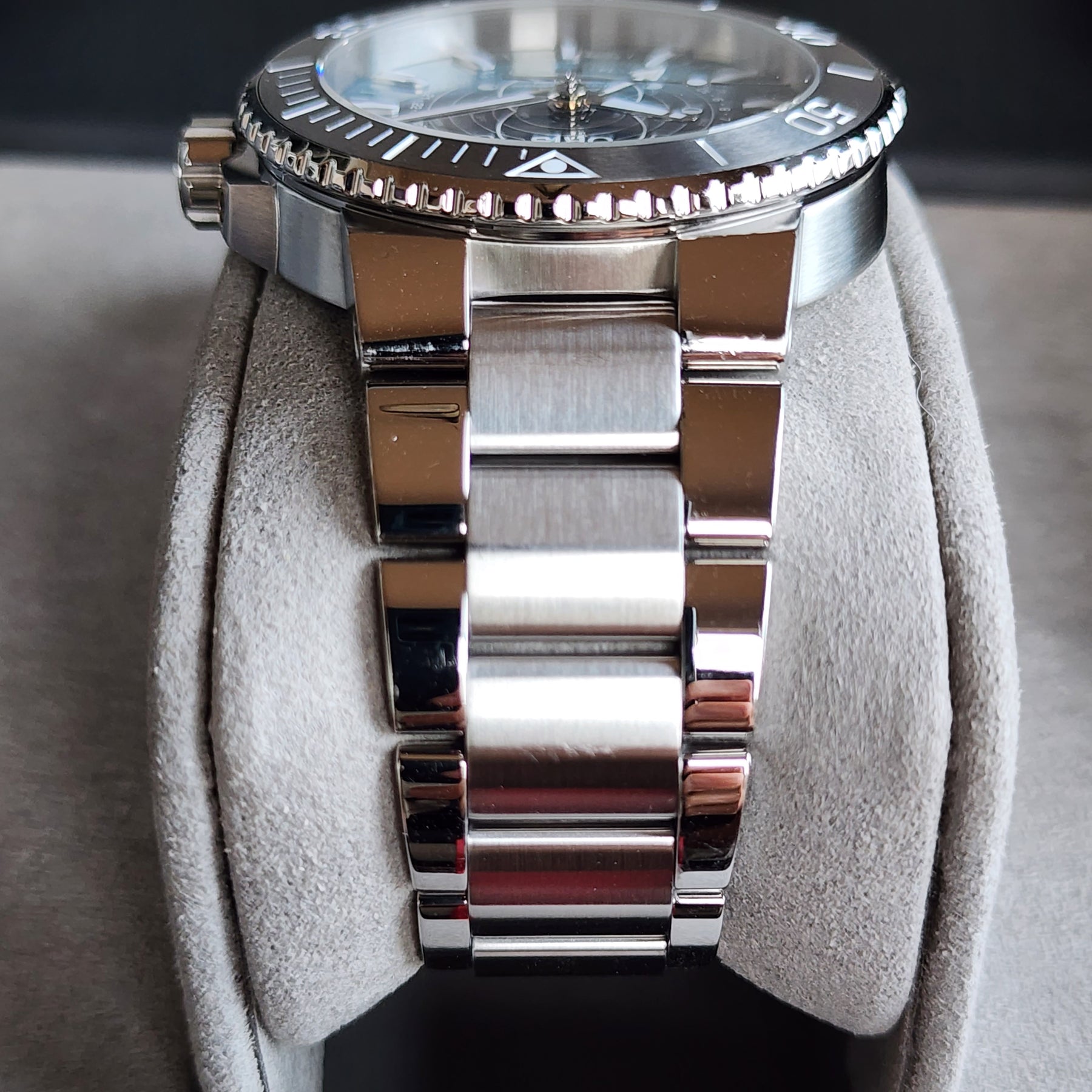 Oris Aquis Dat Watt 45.5mm strap view