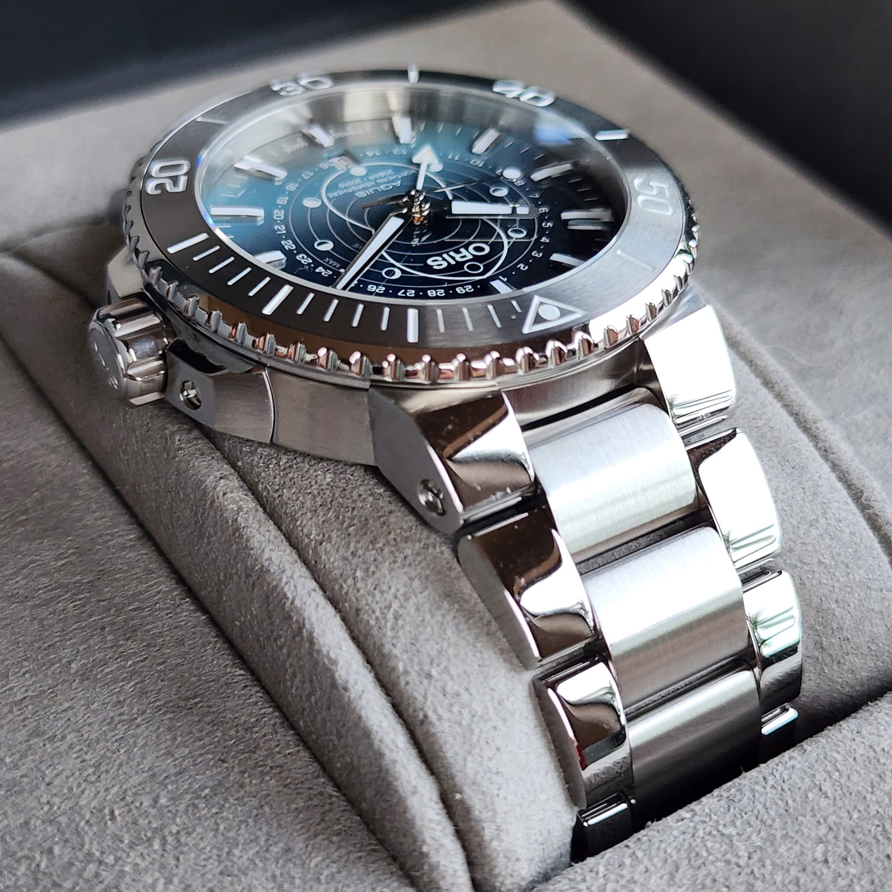 Oris Aquis Dat Watt 45.5mm lug view