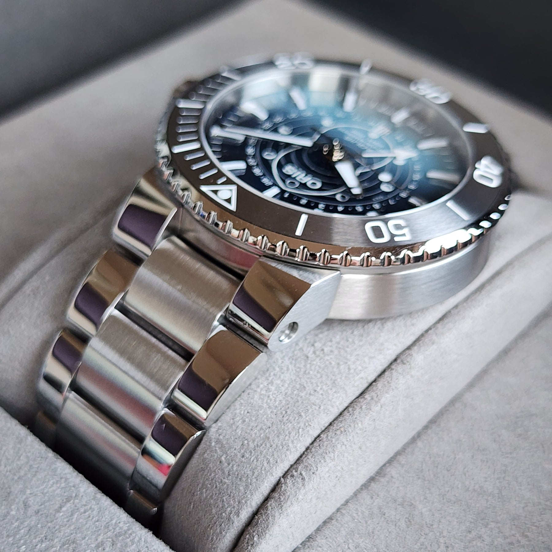 Oris Aquis Dat Watt 45.5mm lug view