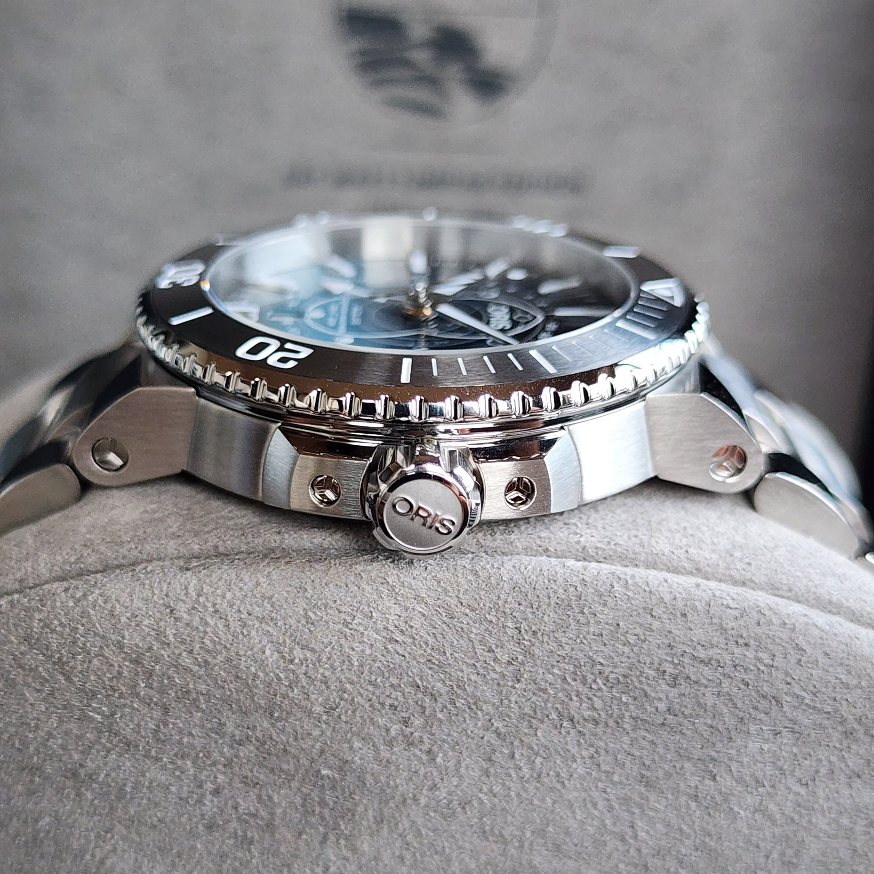 Oris Aquis Dat Watt 45.5mm crown view