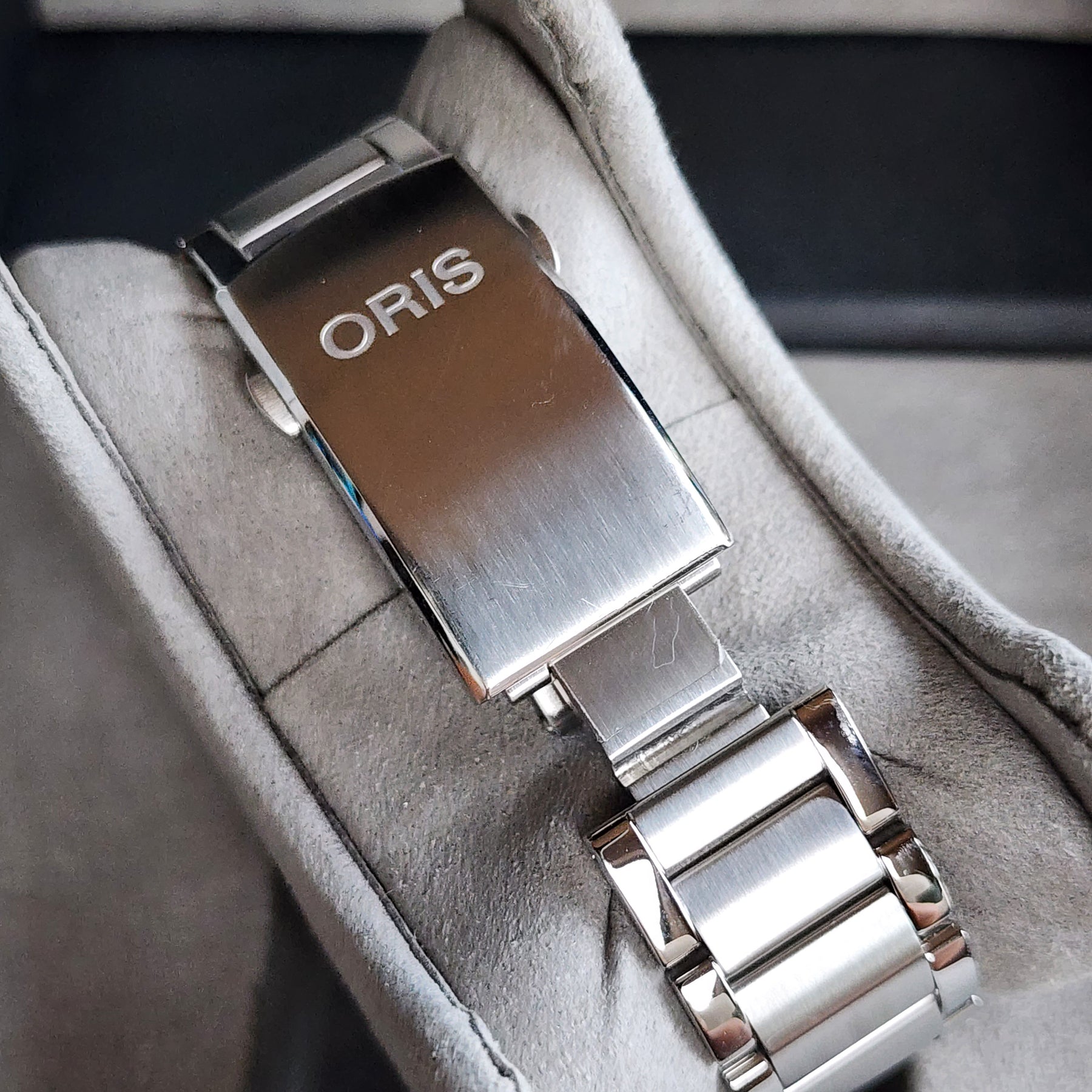Oris Aquis Dat Watt 45.5mm clasp view
