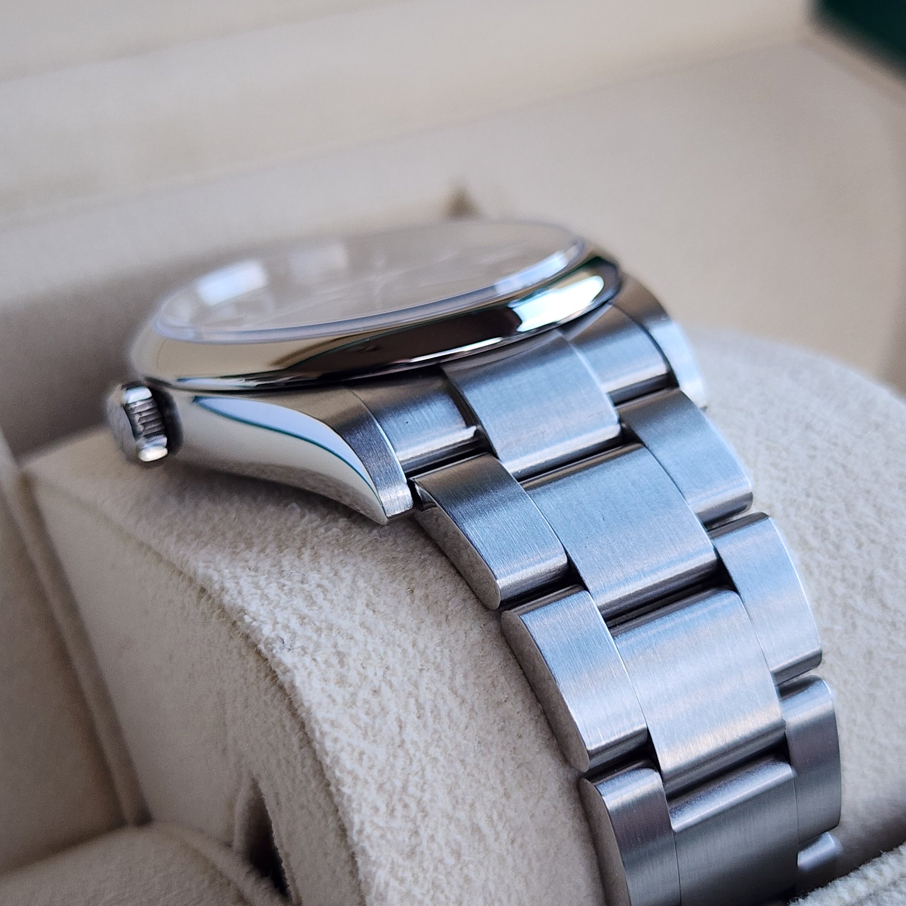 Rolex Oyster Perpetua 126000 Blue Dial case, oyster bracelet view