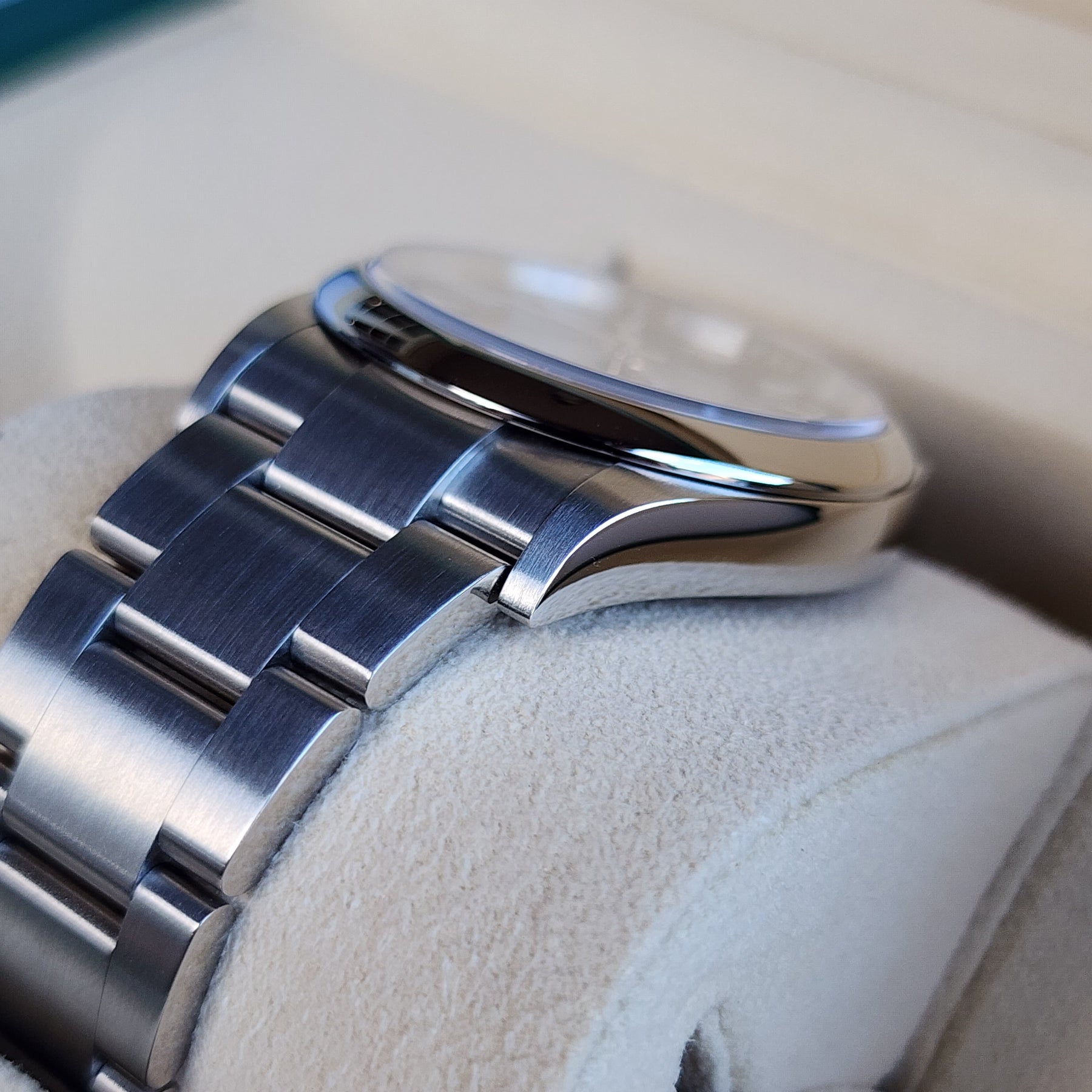Rolex Oyster Perpetua 126000 Blue Dial case, oyster bracelet view