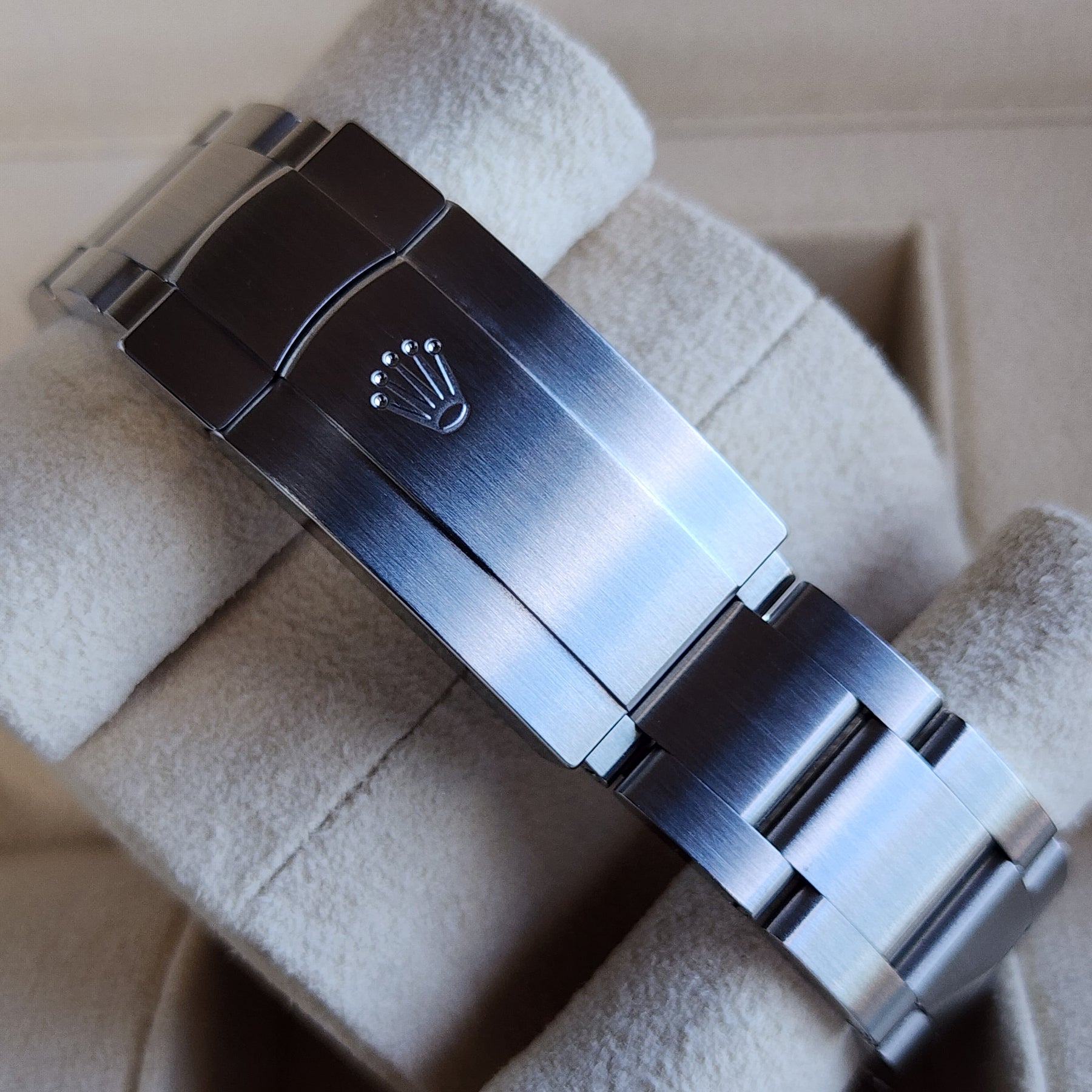 Rolex Oyster Perpetua 126000 Blue Dial clasp view