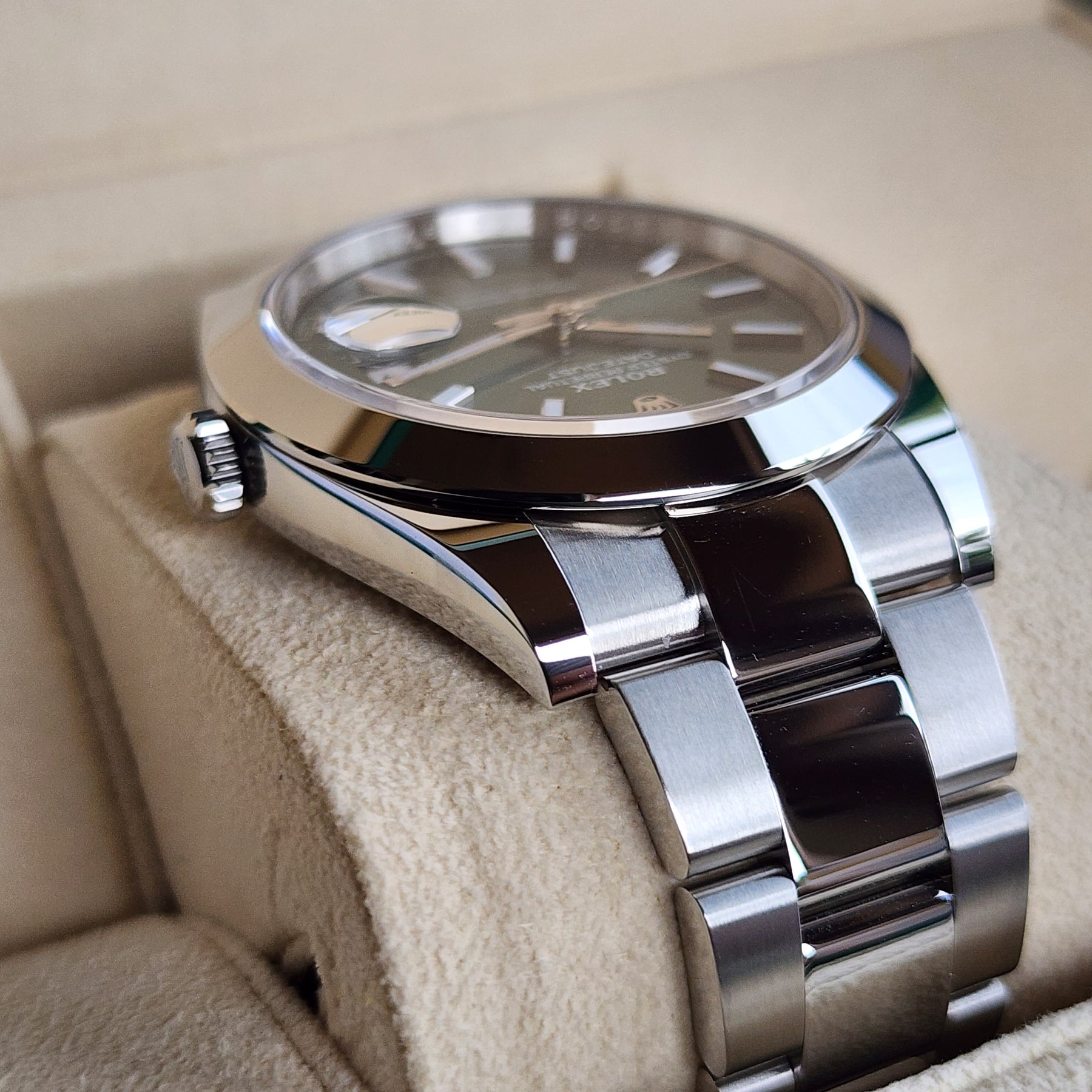 Rolex Datejust Mint Green 126300 case, lugs view