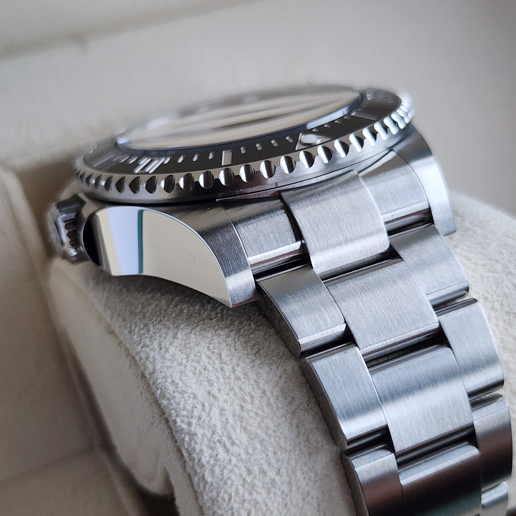 Rolex Deepsea James Cameron 136660 lug view