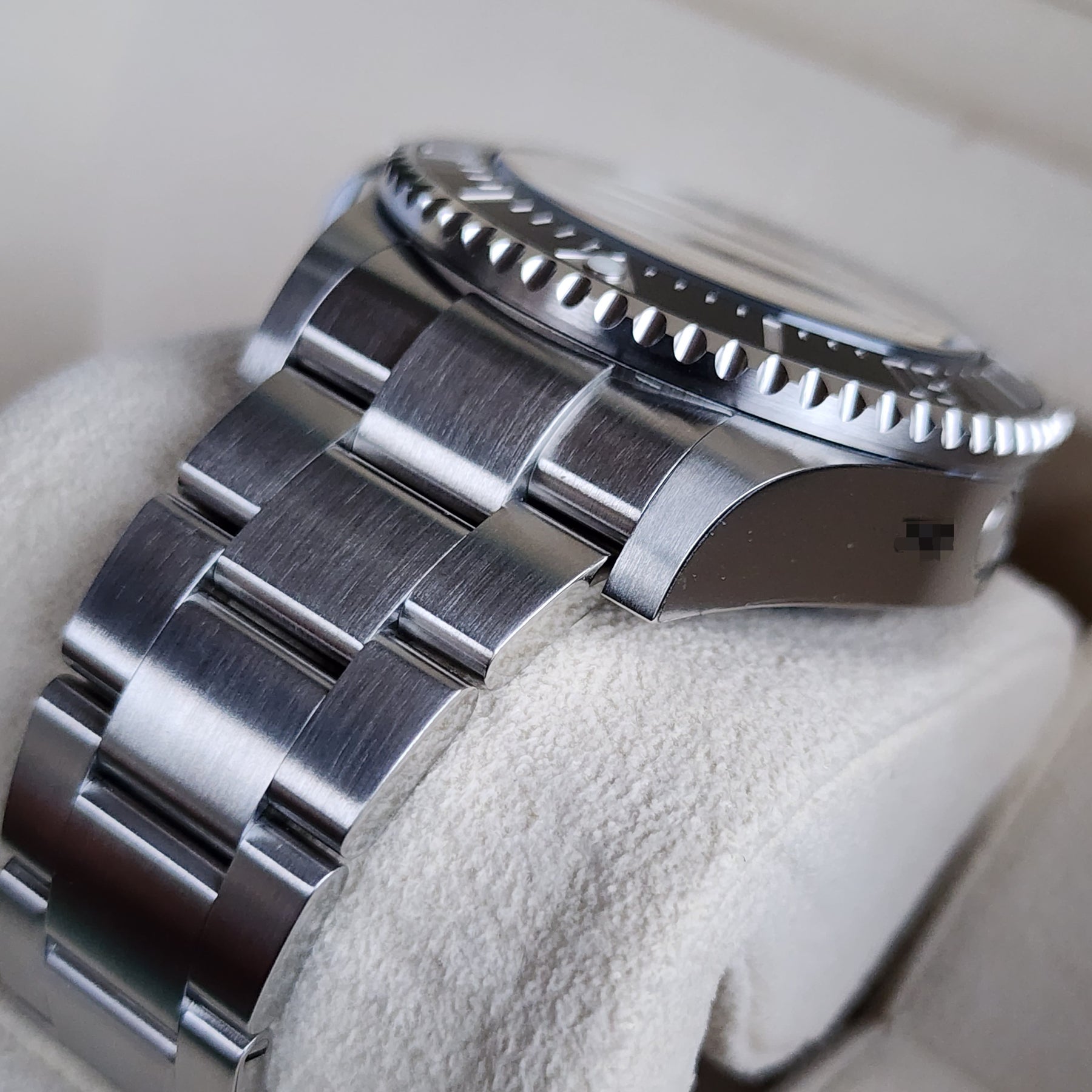 Rolex Deepsea James Cameron 136660 lug view