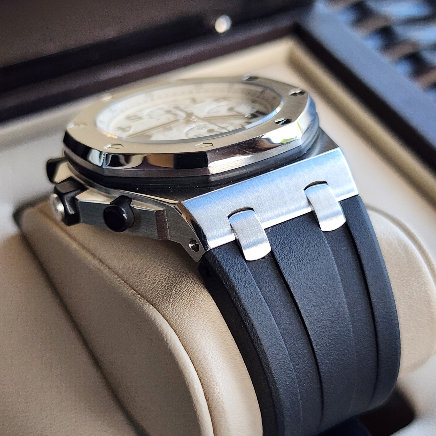 Audemars Piguet Royal Oak Offshore Safari 42mm lug view