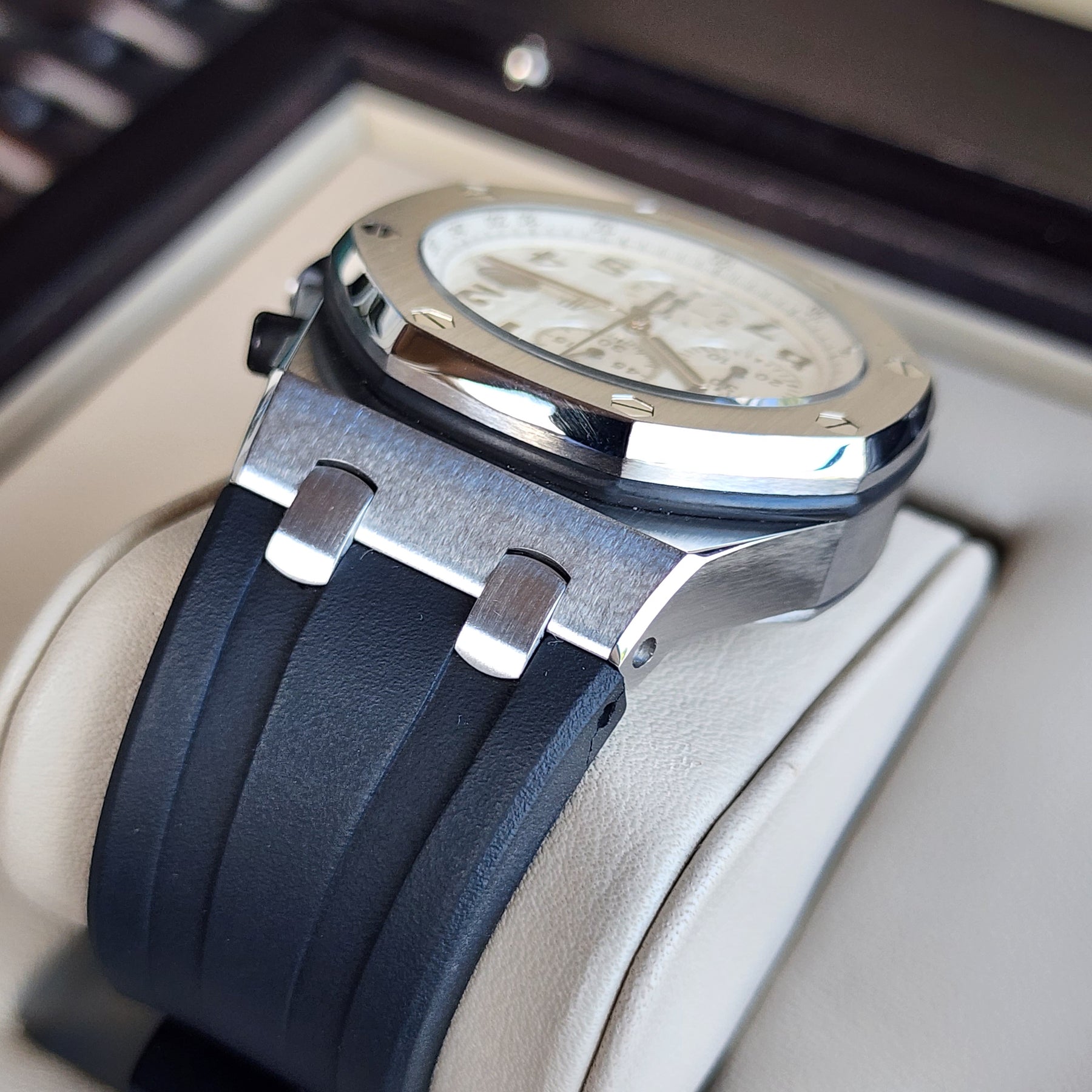 Audemars Piguet Royal Oak Offshore Safari 42mm lug view