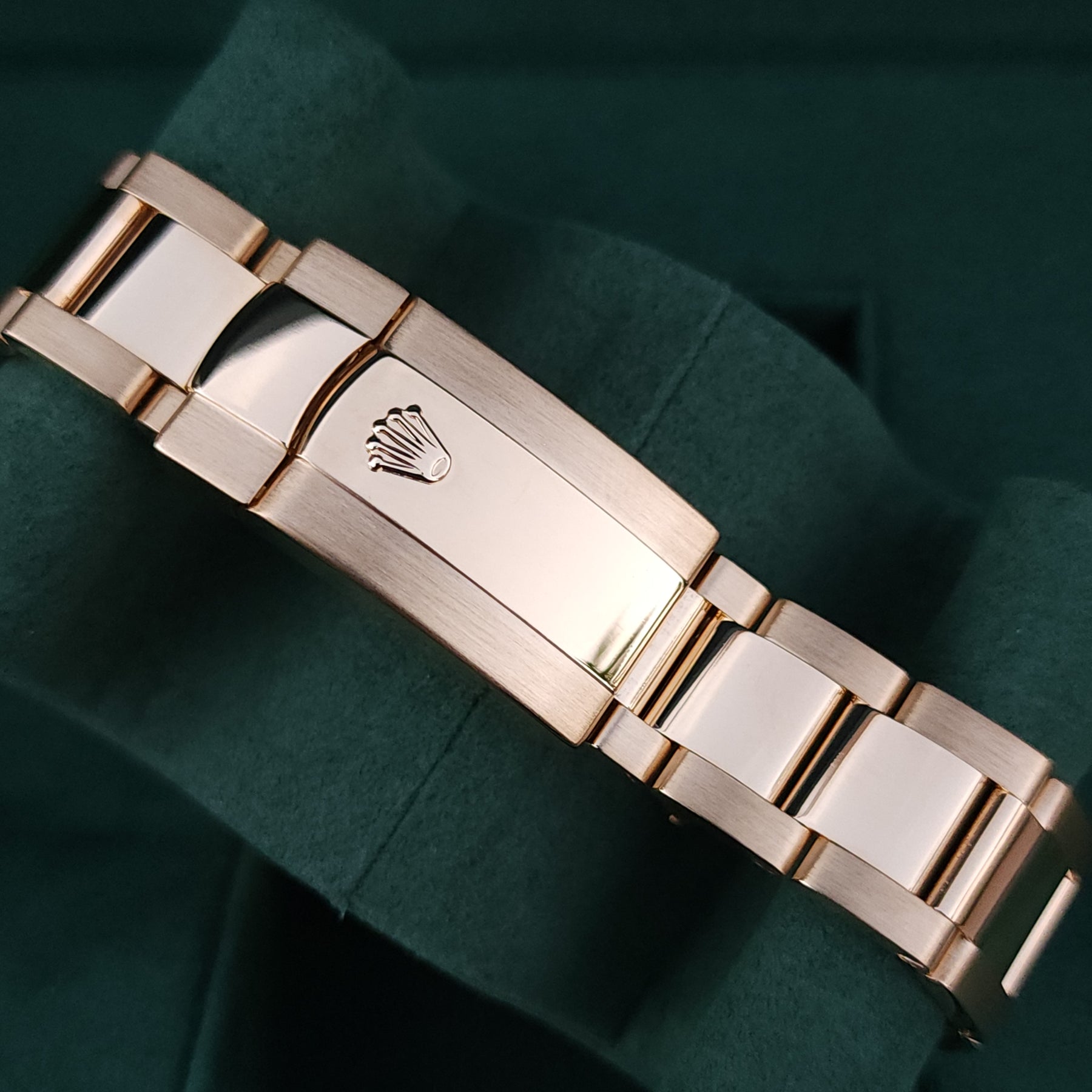 Rolex Sky-Dweller Yellow Gold 326938 clasp view