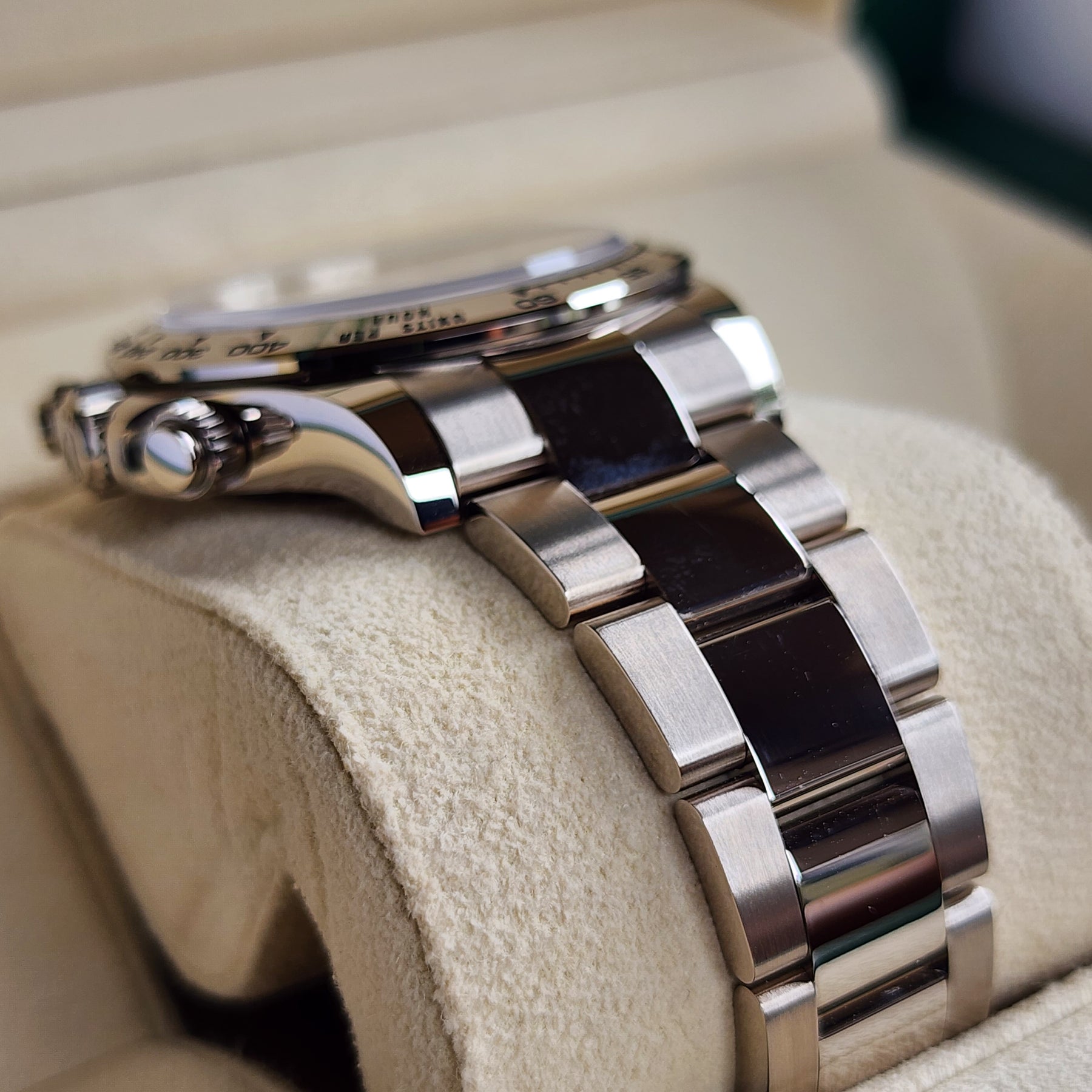 Rolex Cosmograph Daytona White Gold 116509 lugs, bracelet view