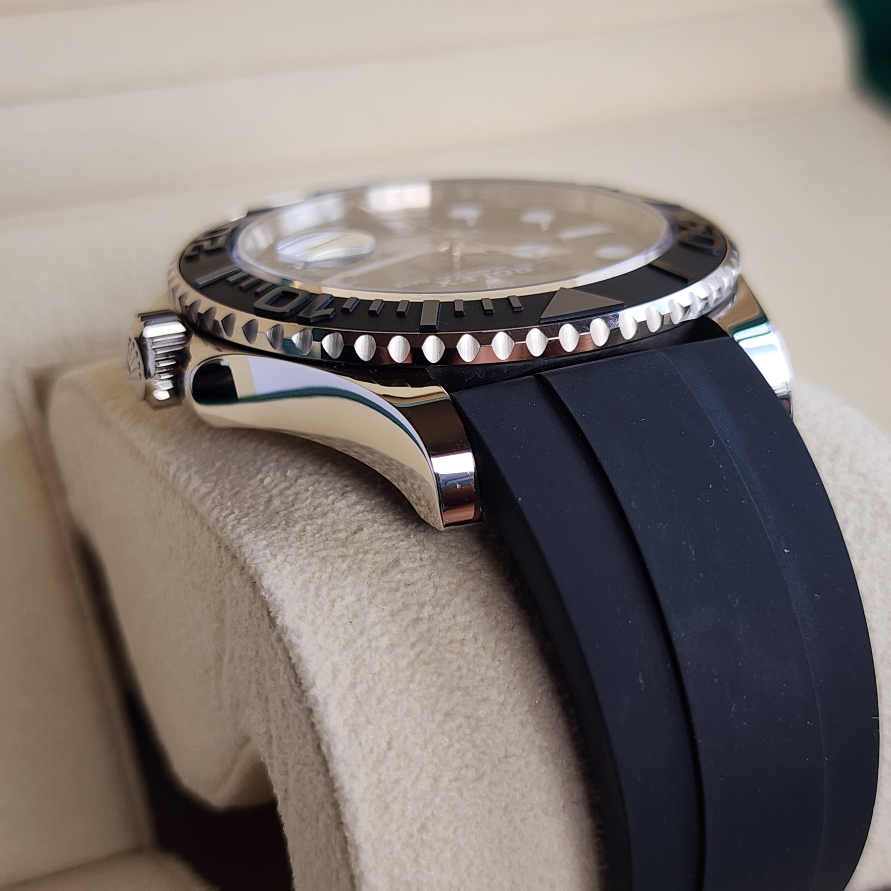 Rolex Yacht-Master 226659 white gold case, oysterflex bracelet view