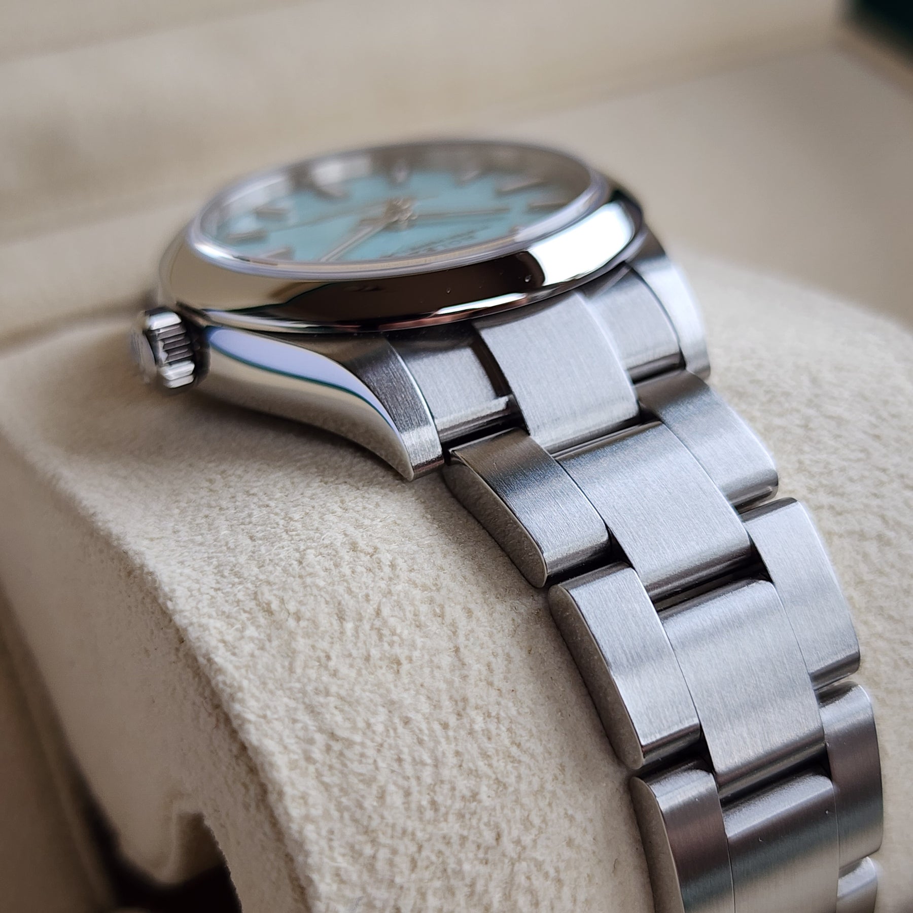 Rolex Oyster Perpetual Tiffany 277200 case, bracelet view