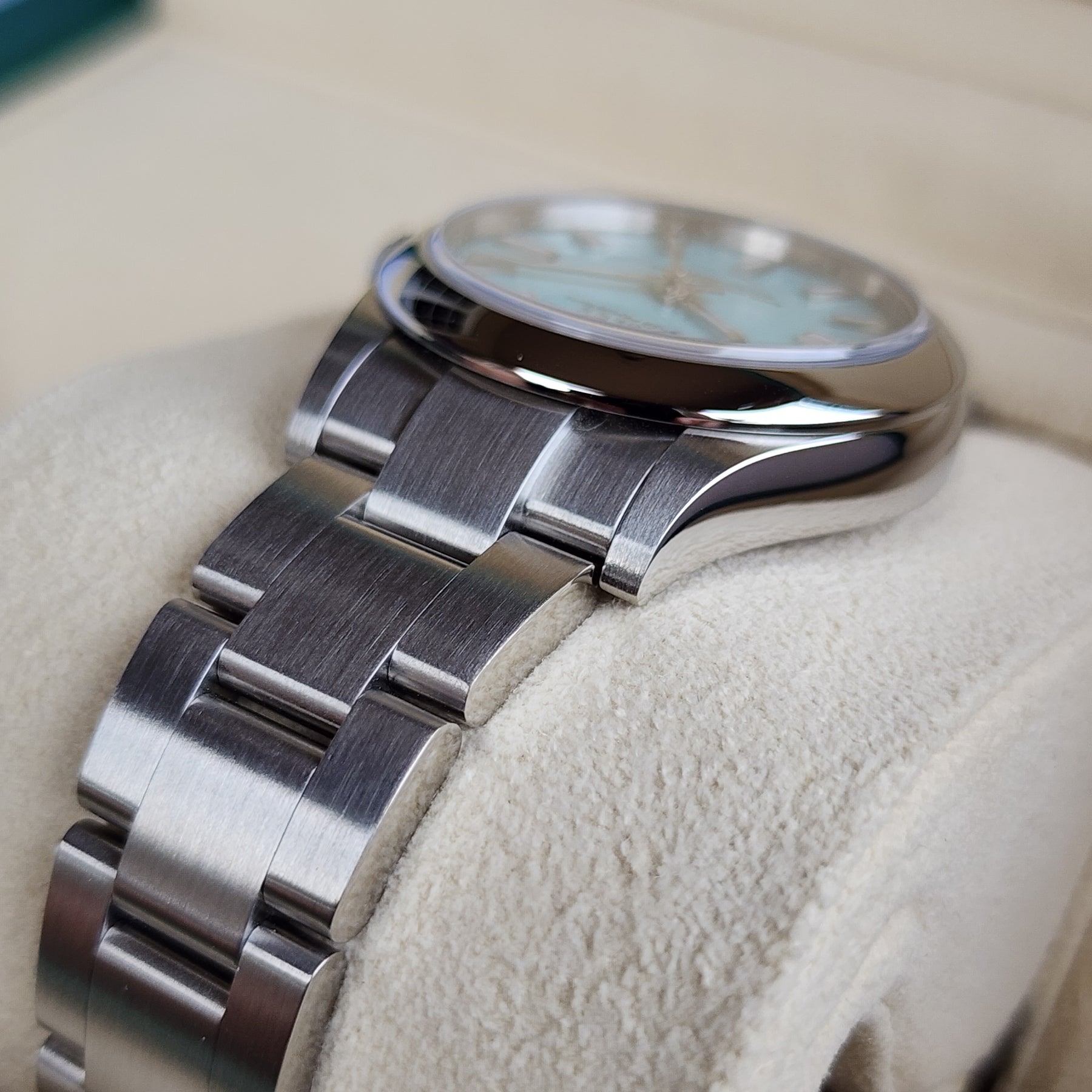 Rolex Oyster Perpetual Tiffany 277200 lug, bracelet view