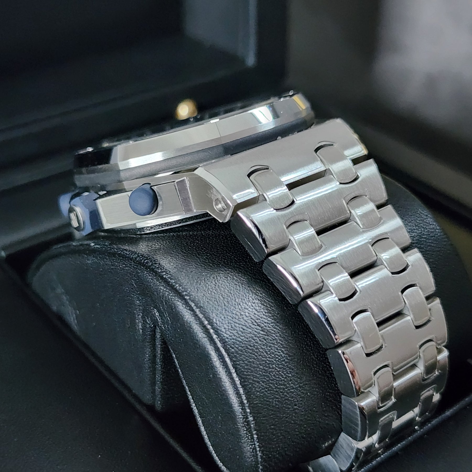Audemars Piguet Royal Oak Offshore
The Beast 42mm lug view