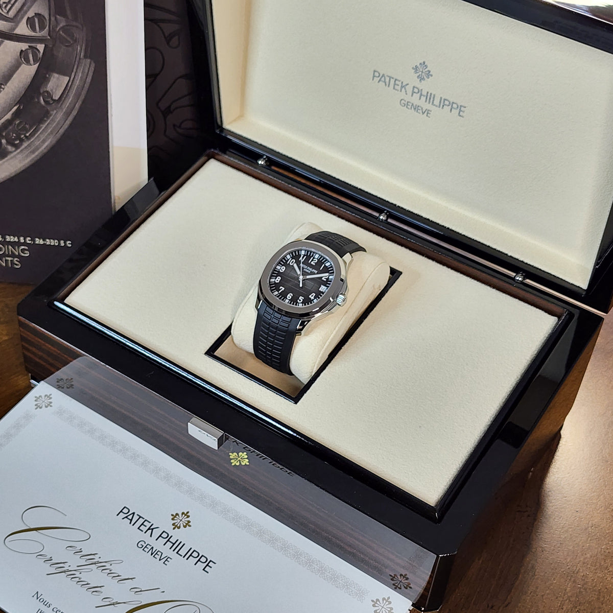 Patek Philippe Aquanaut 5167a-001 full set view