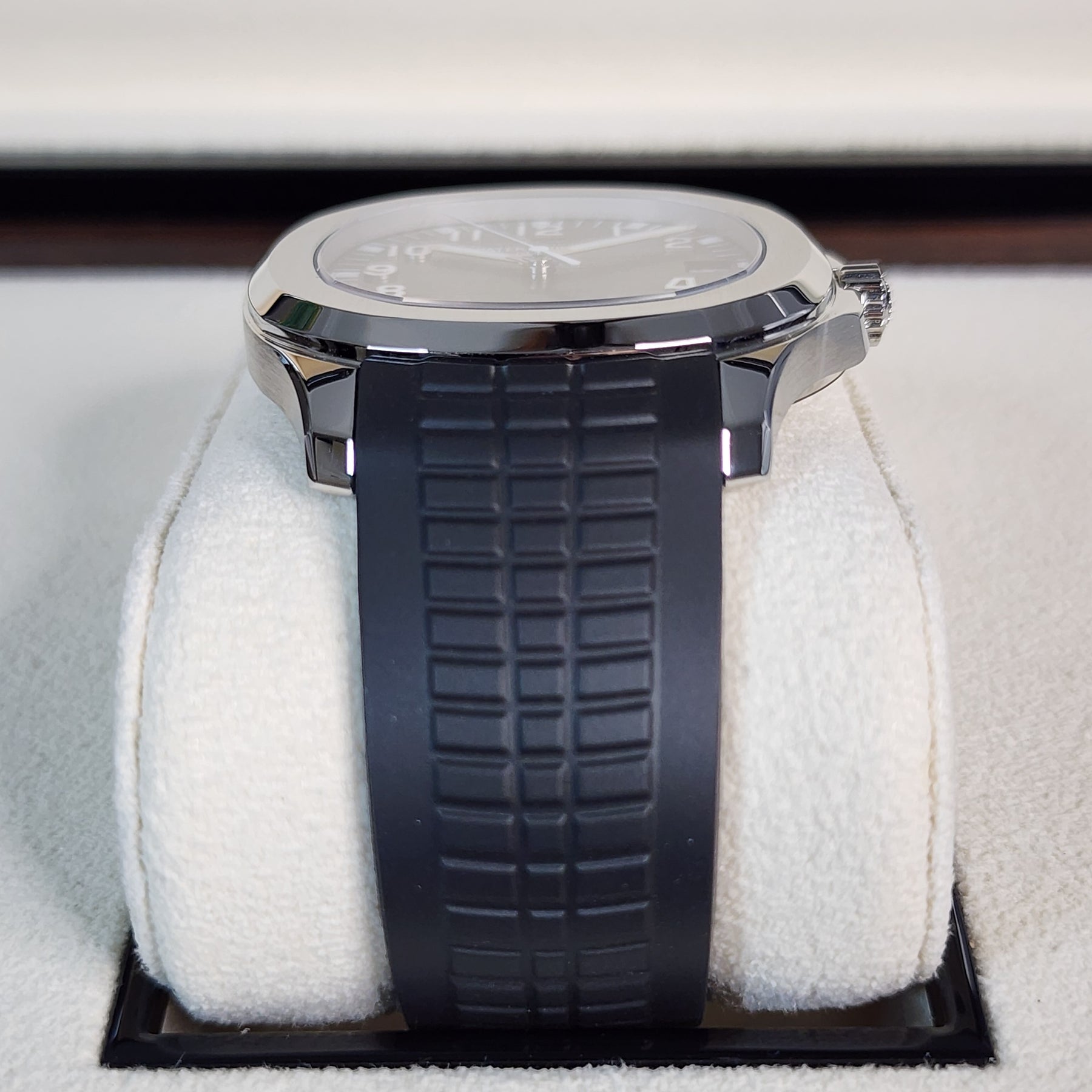 Patek Philippe Aquanaut 5167a-001 lugs, strap view