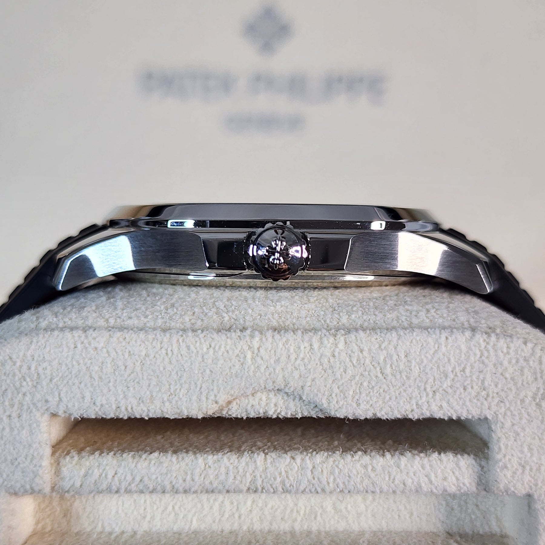 Patek Philippe Aquanaut 5167a-001 side profile view