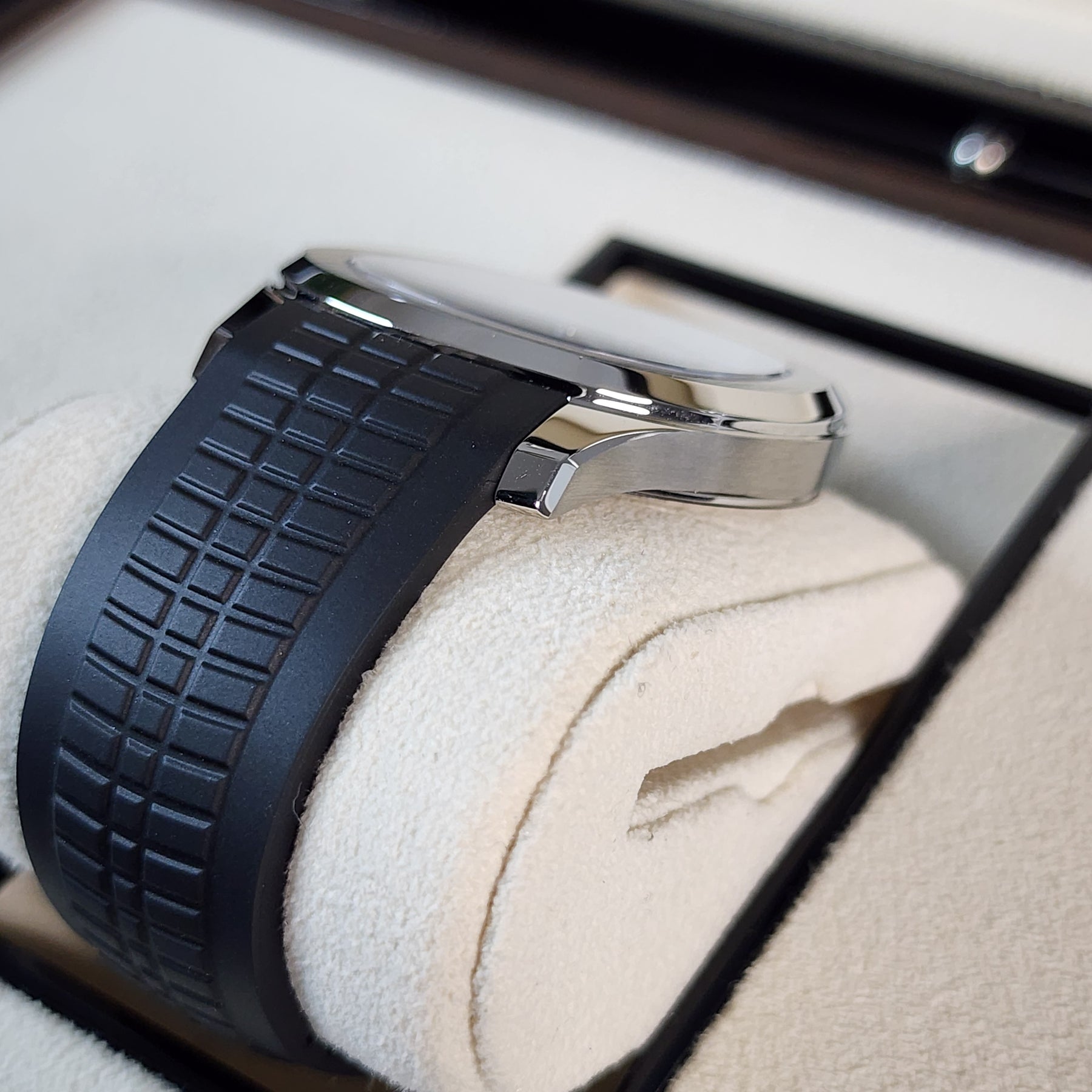Patek Philippe Aquanaut 5167a-001 lugs, case view