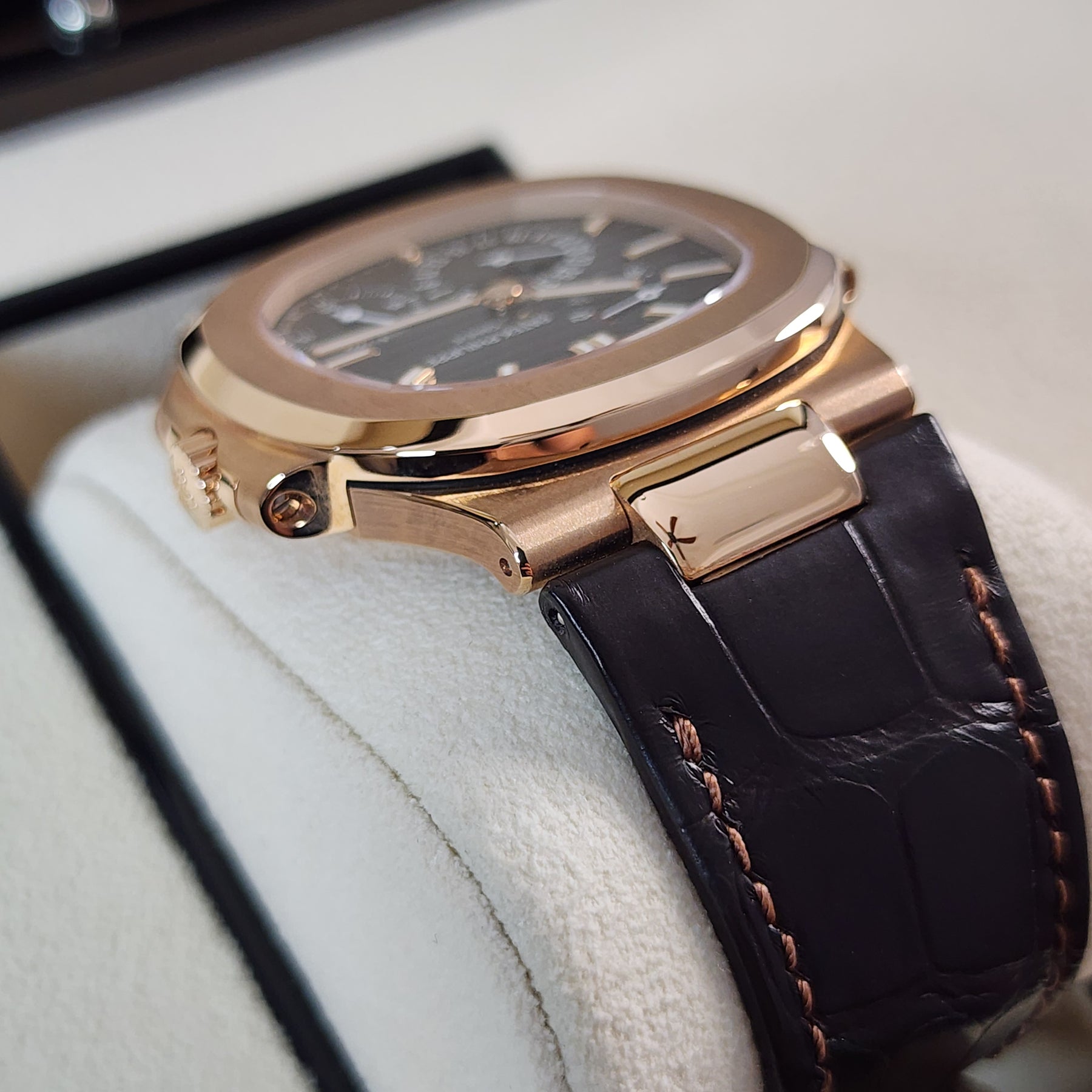 Patek Philippe Nautilus 5712R case, strap view