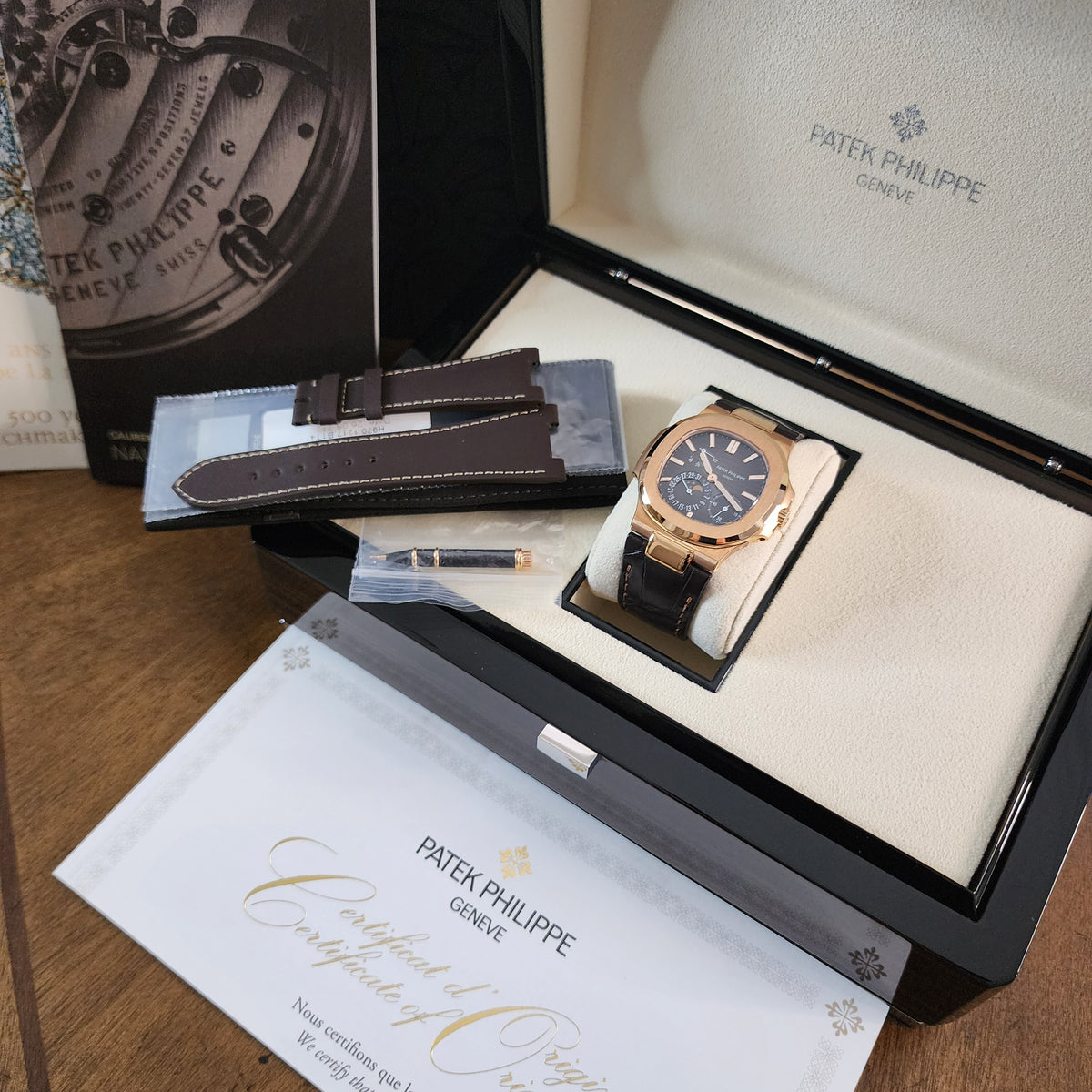 Patek Philippe Nautilus 5712R full set view