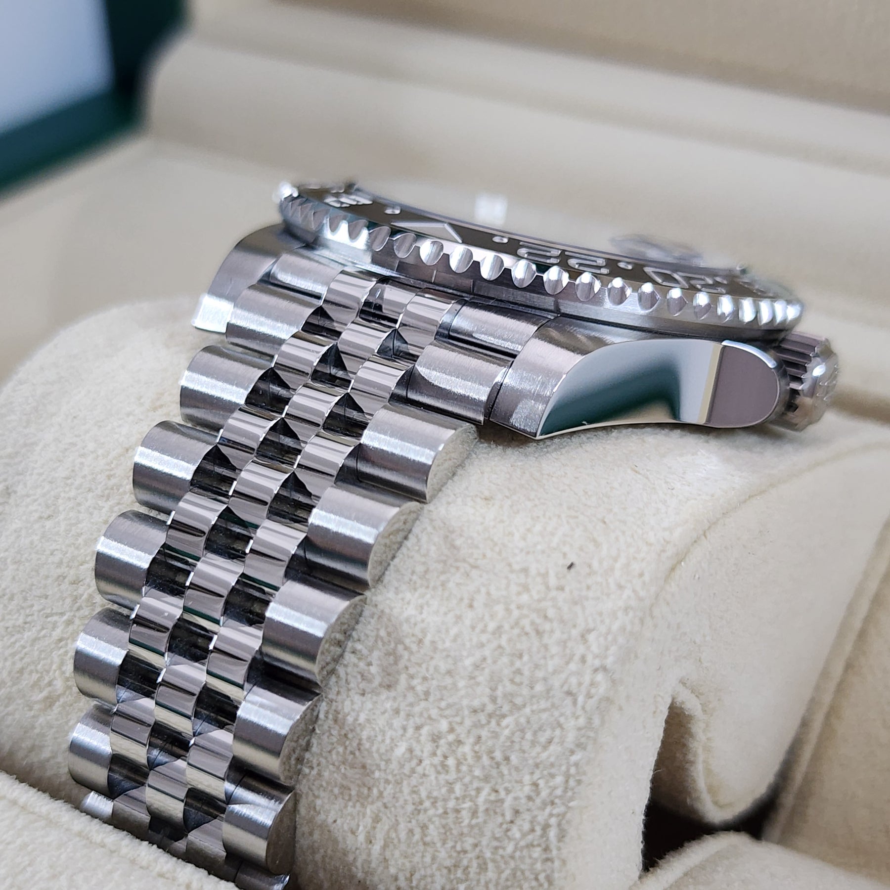 Rolex GMT-Master II 126720VTNR Sprite lug, bracelet view