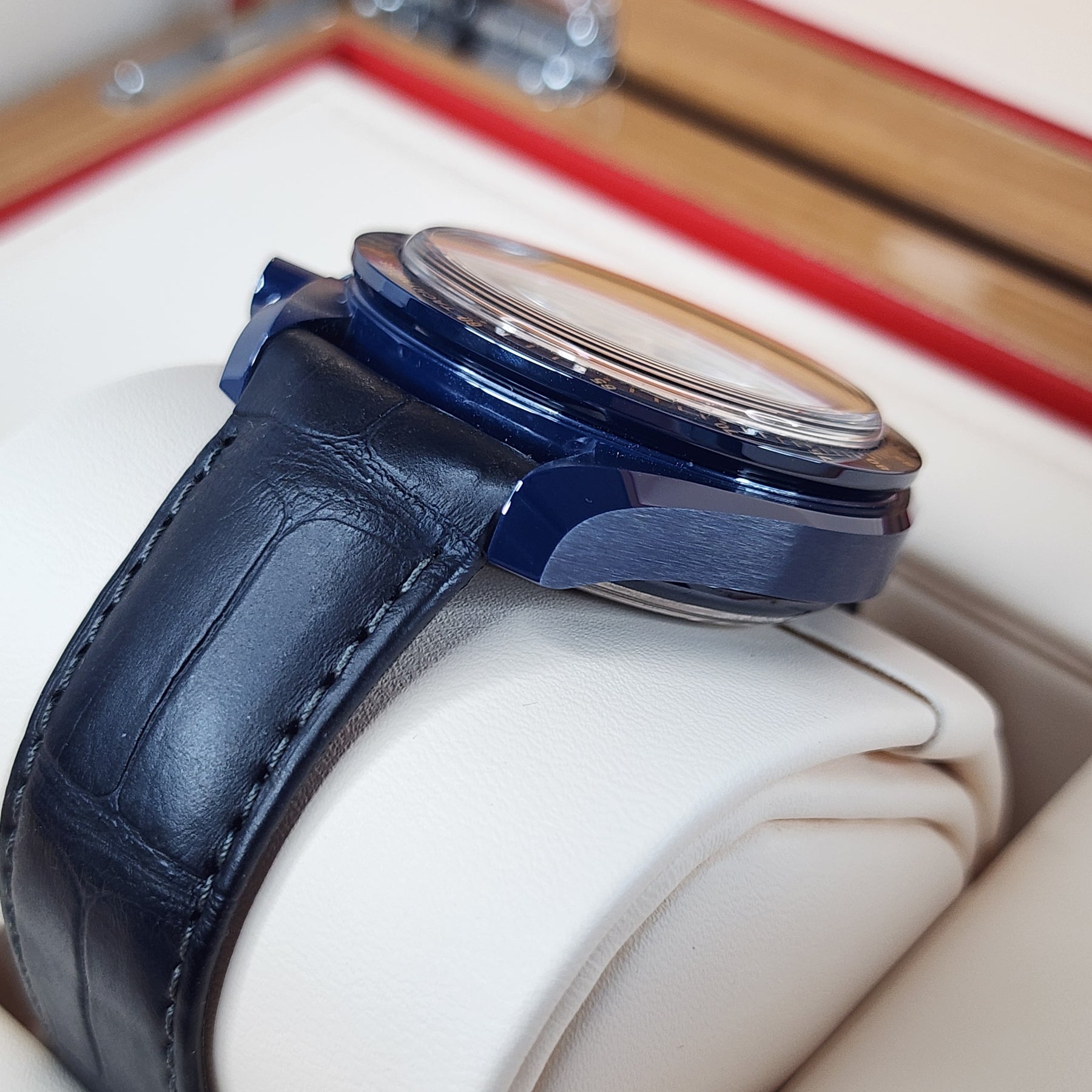 Omega Speedmaster Blue Side Of The Moon 44.25mm lug view