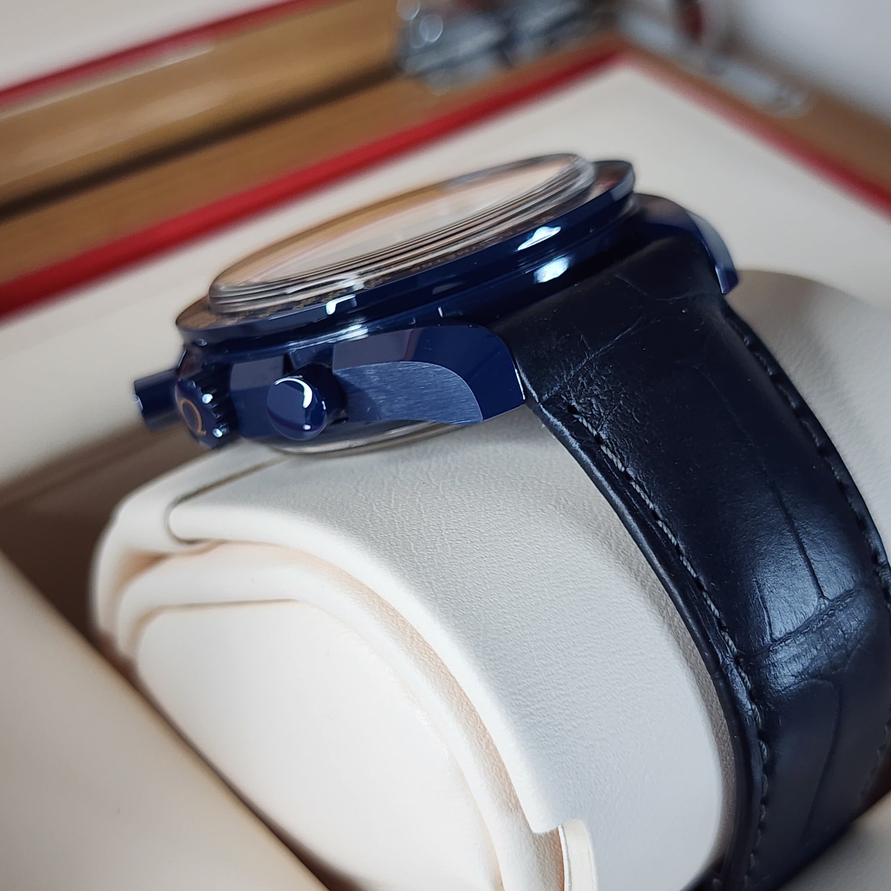 Omega Speedmaster Blue Side Of The Moon 44.25mm lug view