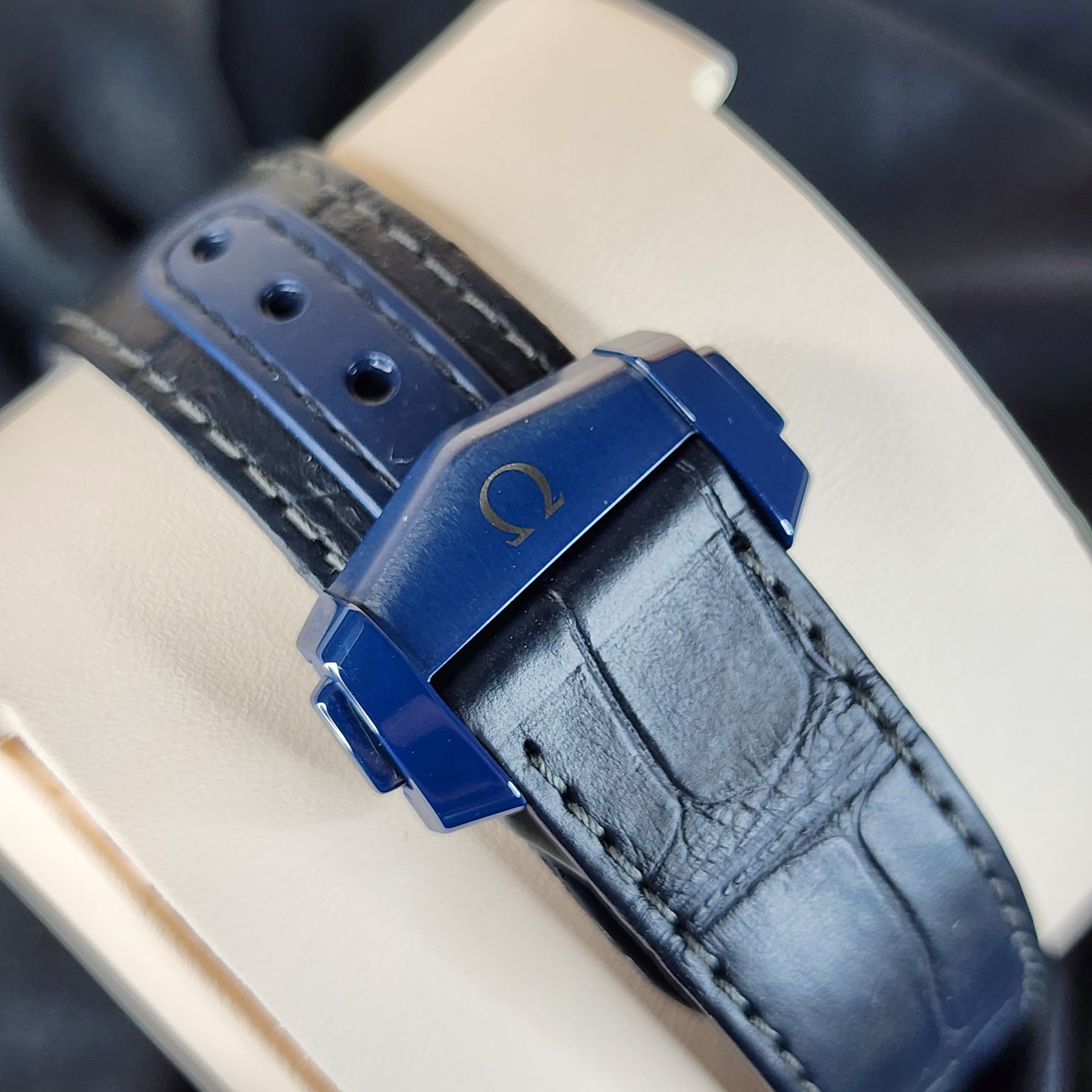 Omega Speedmaster Blue Side Of The Moon 44.25mm clasp view