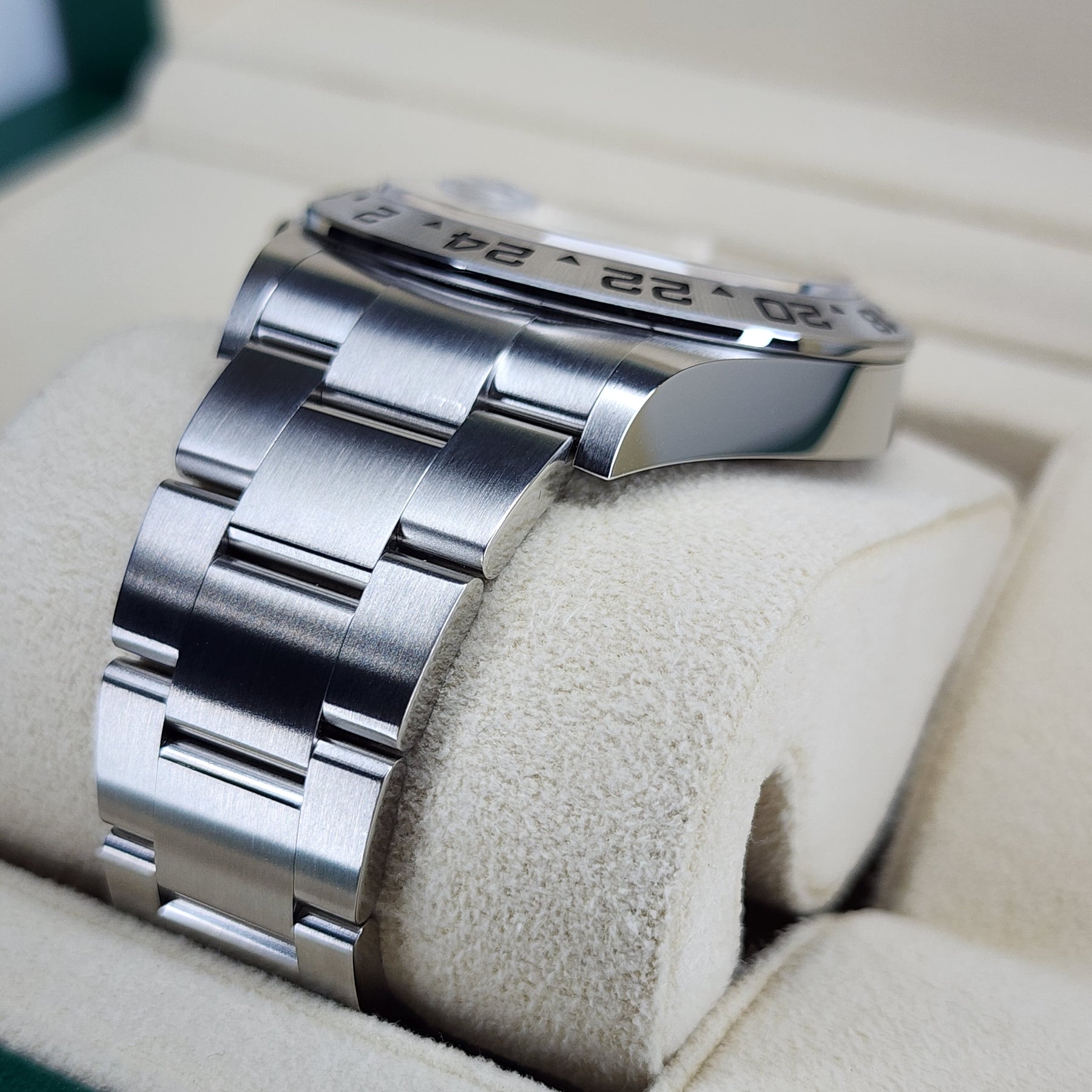 Rolex Explorer II 226570 lug view