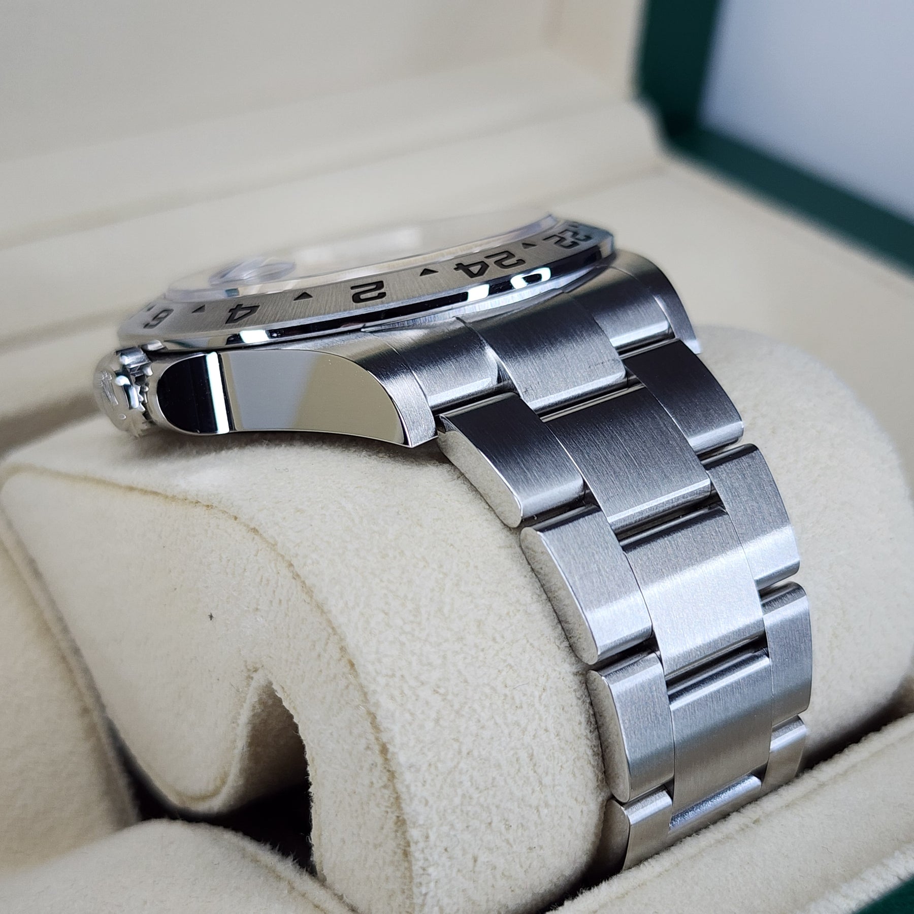 Rolex Explorer II 226570 lug view