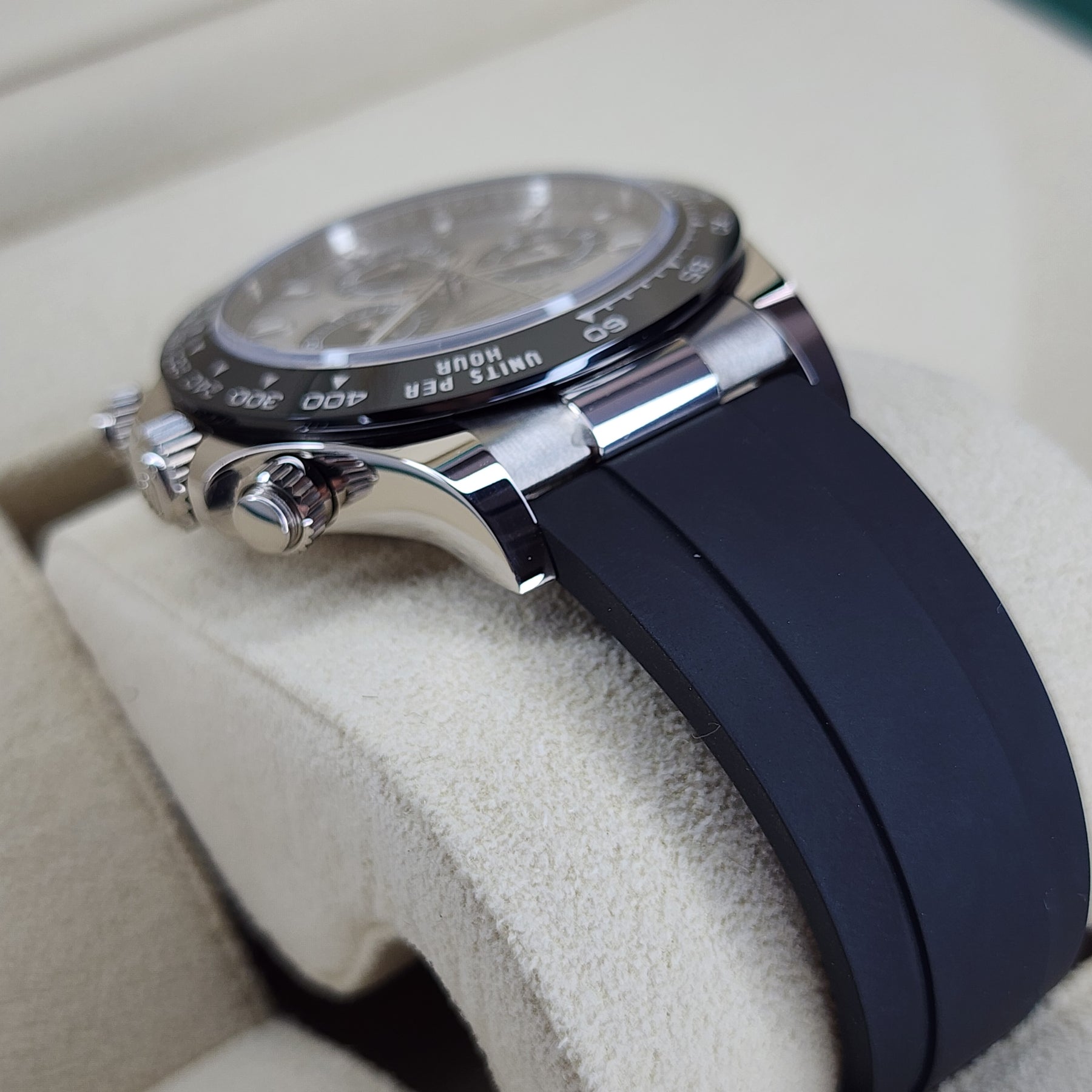 Rolex Cosmograph Daytona 116519LN case, oysterflex strap view