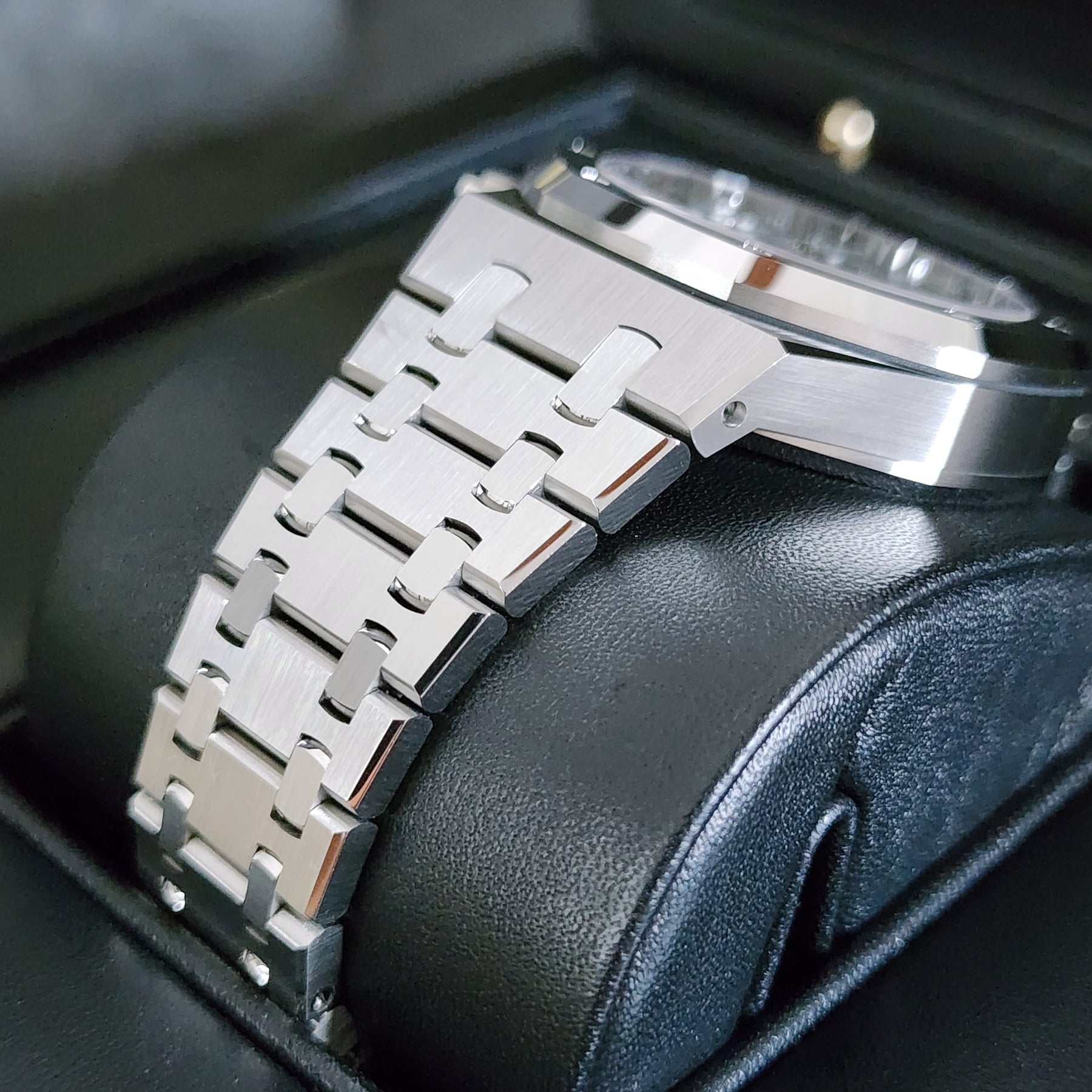 Audemars Piguet Royal Oak 38mm26315st Silver Panda lugs view