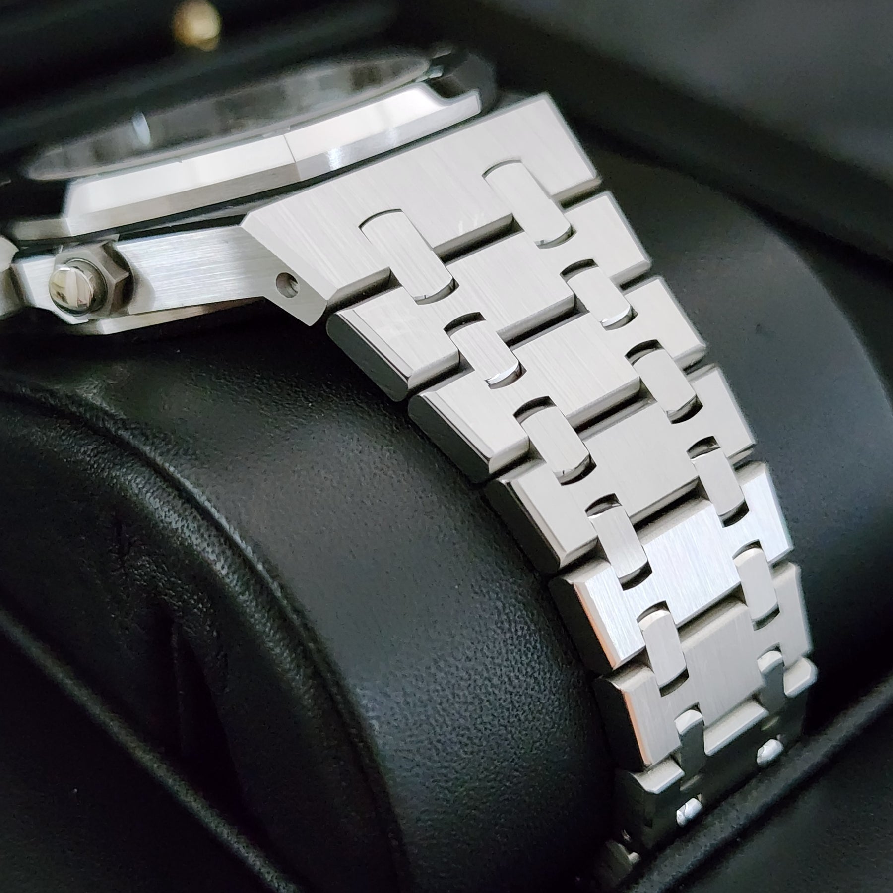Audemars Piguet Royal Oak 38mm26315st Silver Panda lugs and bracelet view