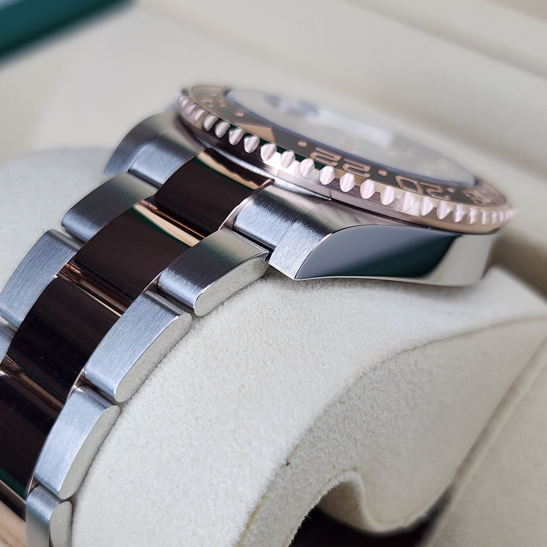 Rolex GMT-Master II 126711CHNR Rootbeer lug, bracelet view