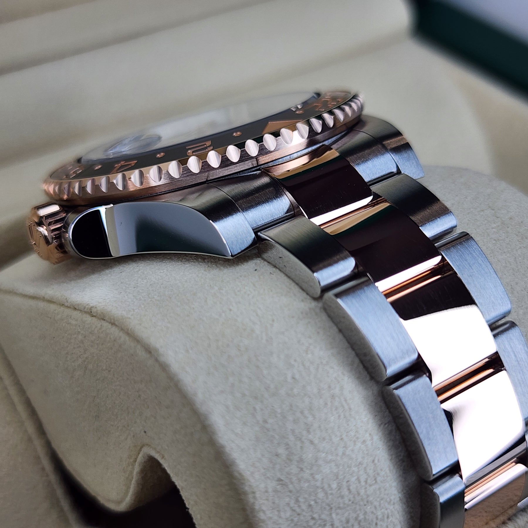 Rolex GMT-Master II 126711CHNR Rootbeer lug, bracelet view