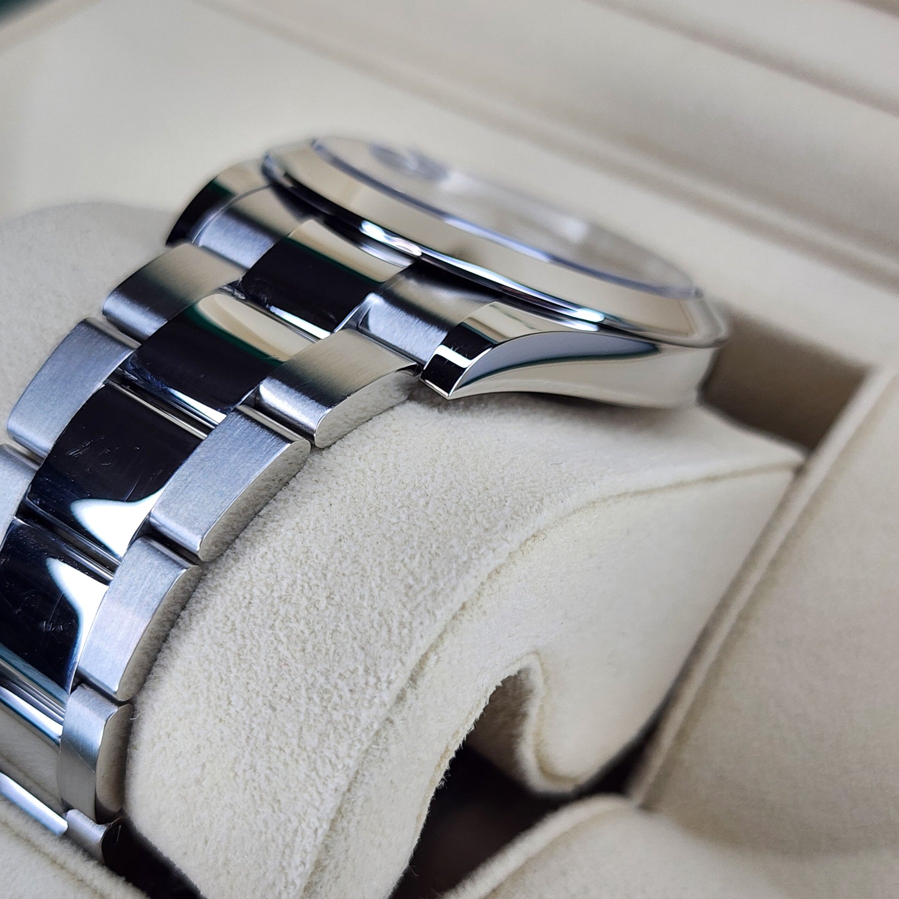 Rolex Datejust Azzurro-Blue bracelet, case view