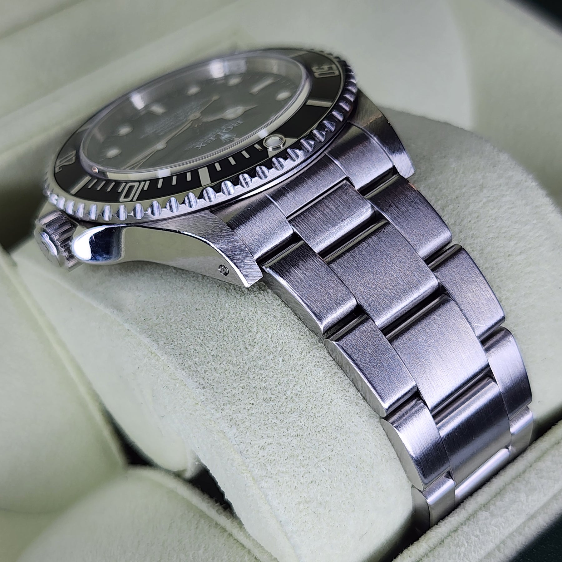Rolex Submariner 14060M case, bracelet view