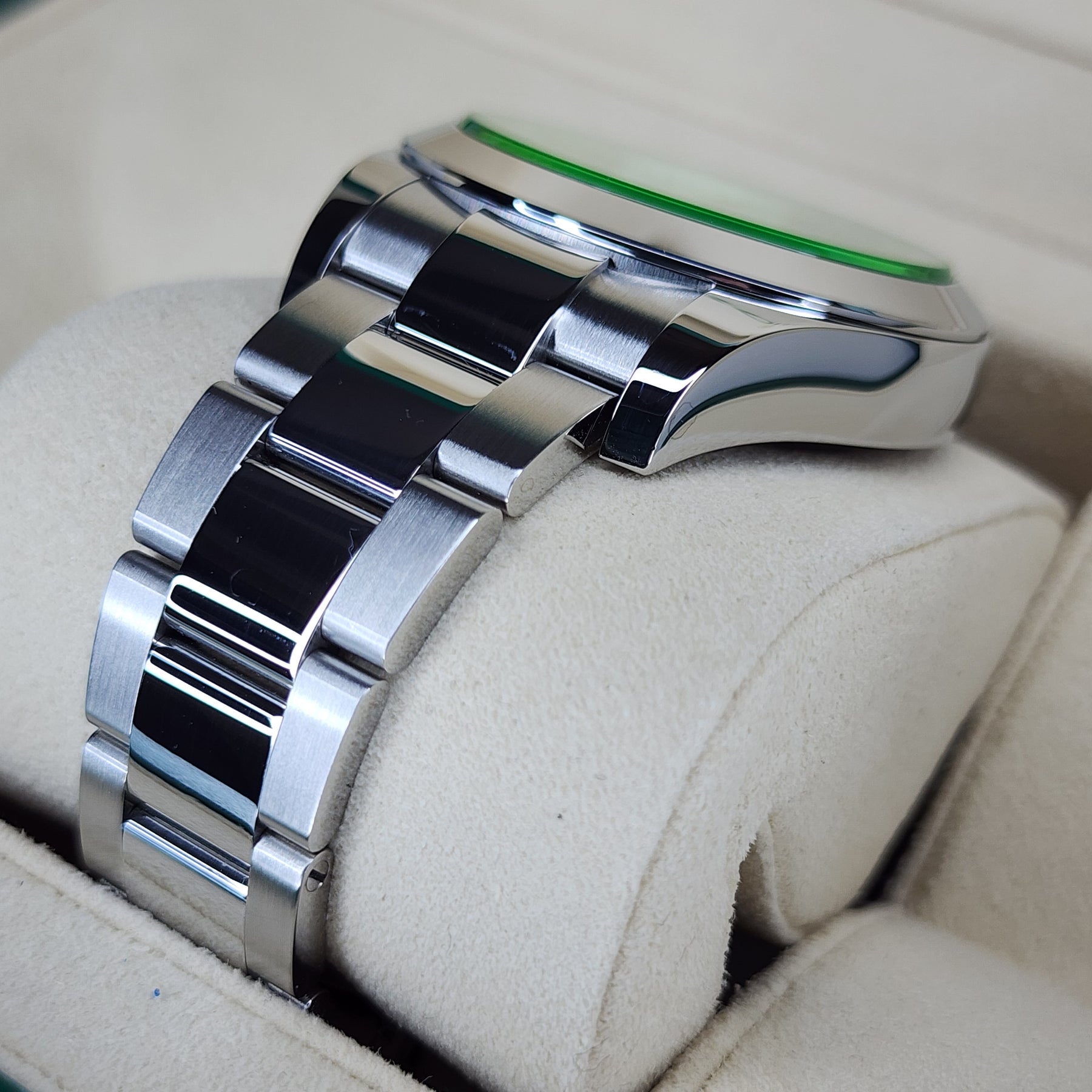 Rolex Milgauss Black Dial Green Crystal 116400GV case, lugs bracelet view