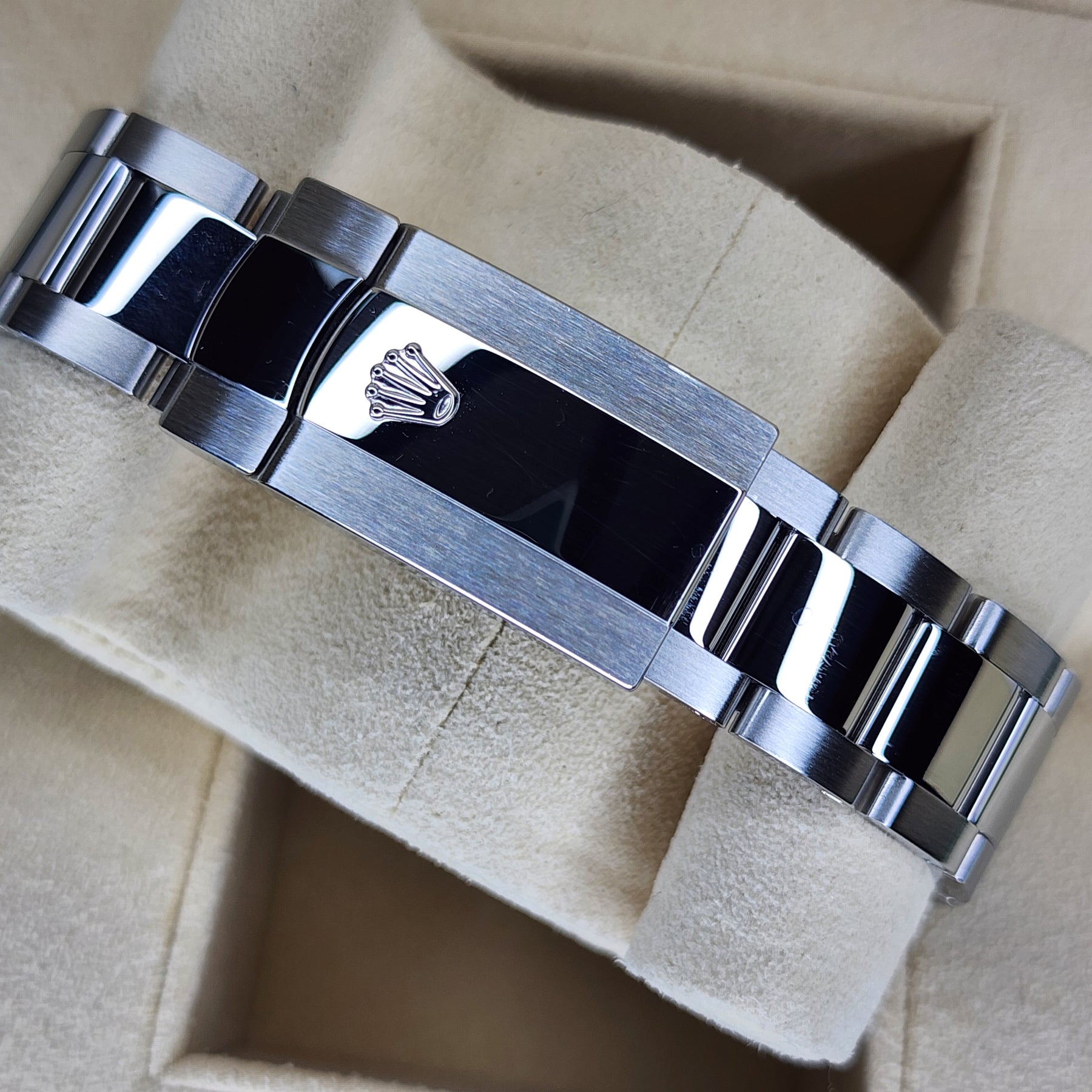 Rolex Milgauss Black Dial Green Crystal 116400GV clasp view