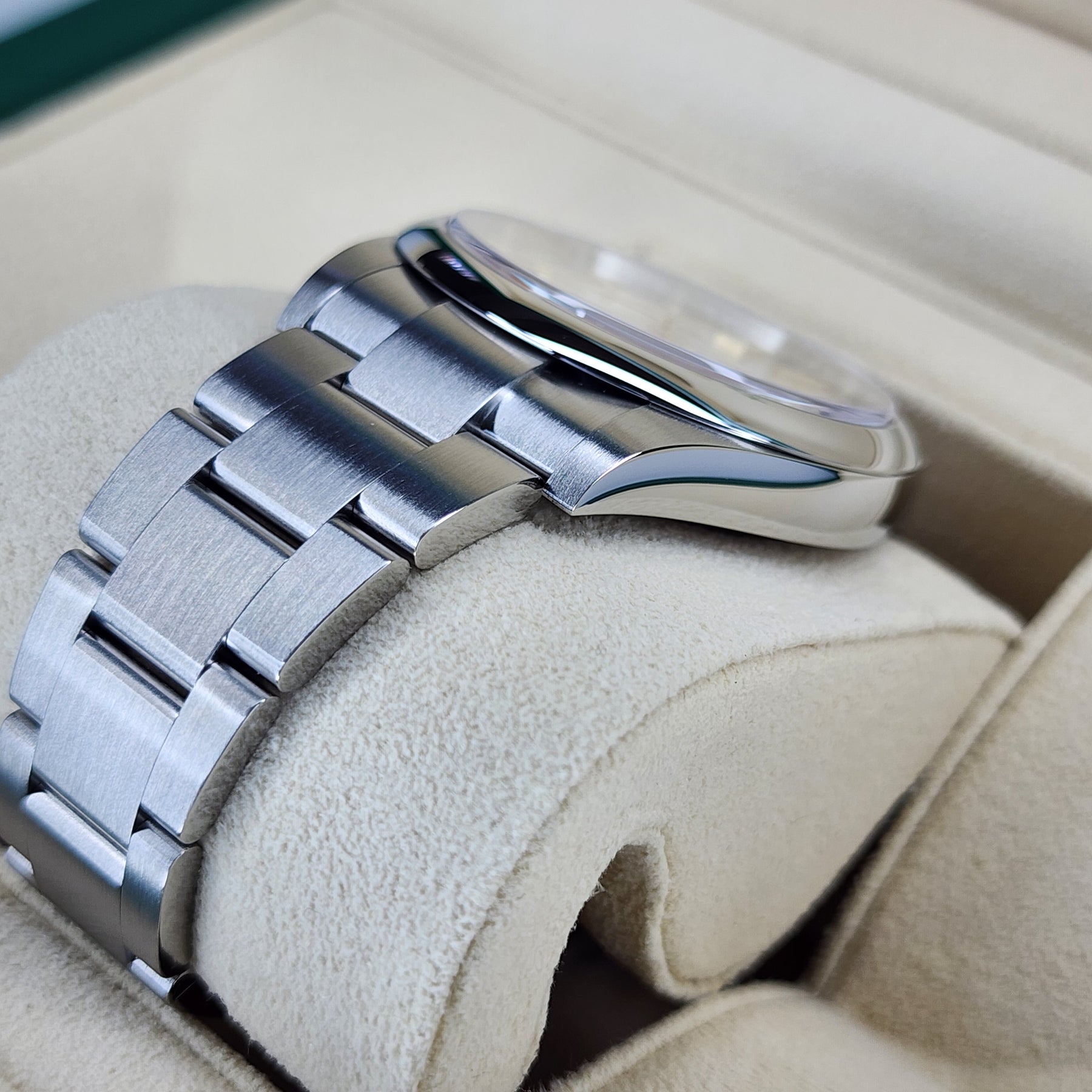 Rolex Oyster Perpetual 120300 lug, case view