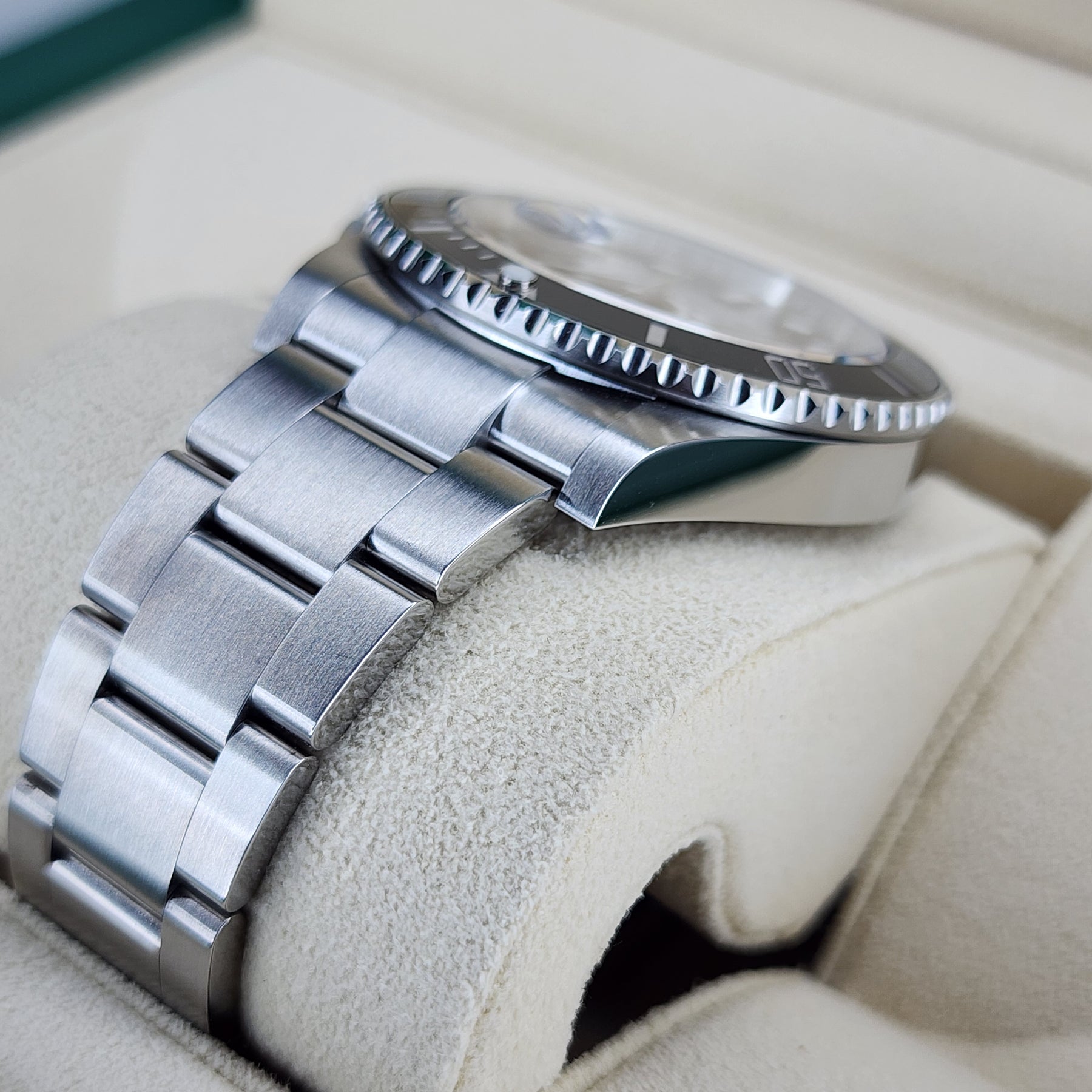Rolex Submariner Date 126610LN case, bracelet view