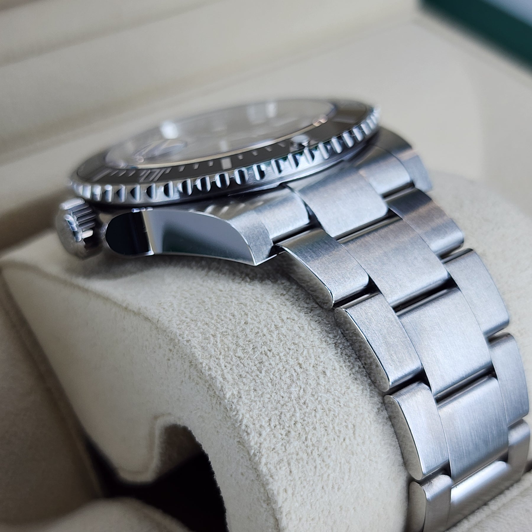 Rolex Submariner Date 126610LN case, bracelet view